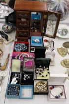 A QUANTITY OF COSTUME JEWELLERY, SOME BOXED TO INCLUDE A BRACELET WITH BEADS MARKED PANDORA,