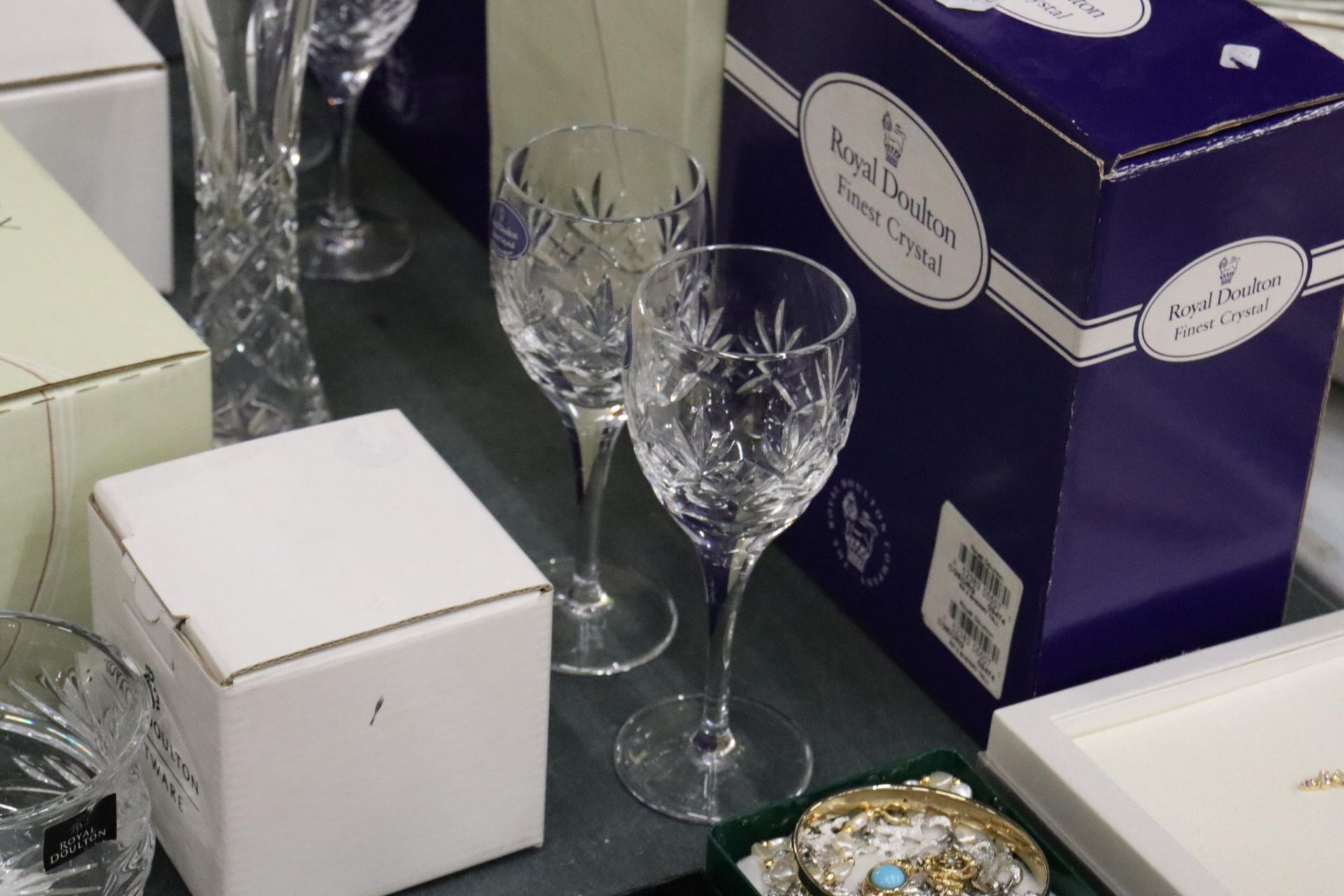 A COLLECTION OF BOXED GLASSWARE TO INCLUDE ROYAL DOULTON CRYSTAL GLASSES, ROYAL DOULTON WHISKY - Image 7 of 8