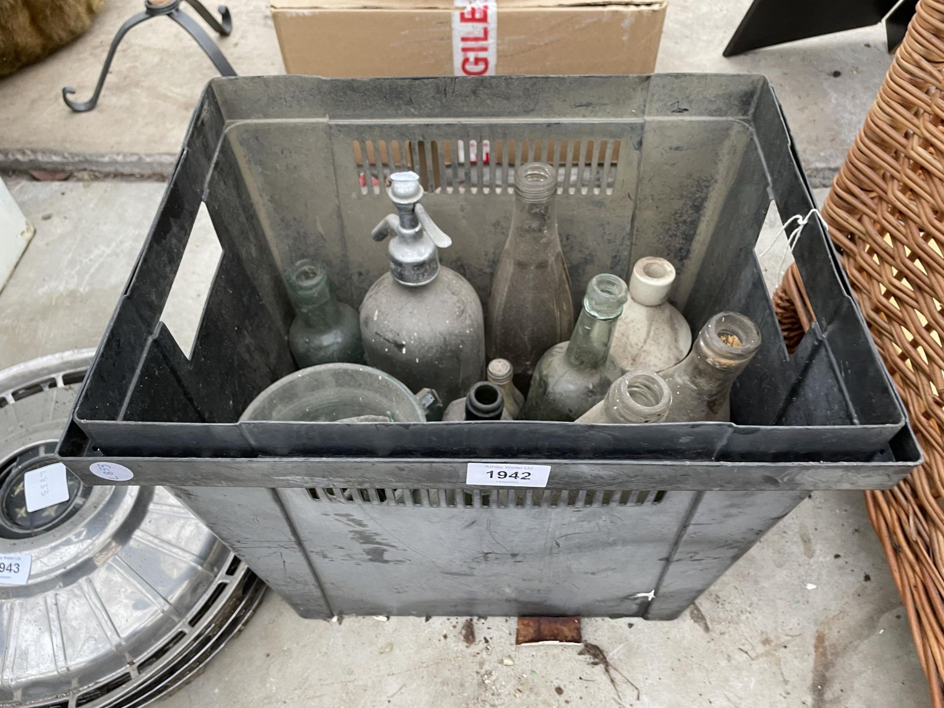 AN ASSORTMENT OF VINTAGE GLASS BOTTLES TO INCLUDE SOME WITH NAMES