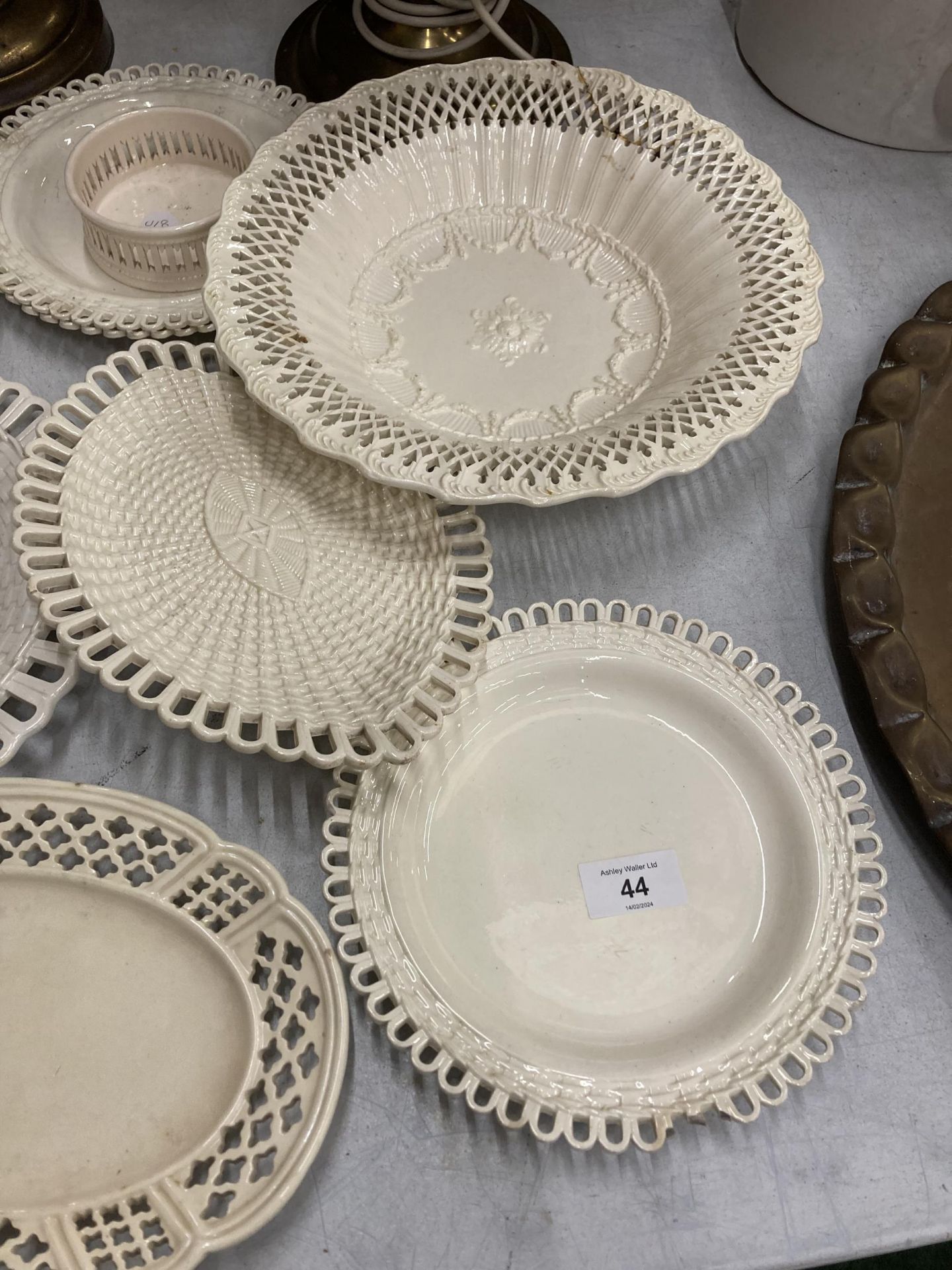 EIGHT PIECES OF VINTAGE CREAMWARE TO INCLUDE PLATES AND DISHES SOME A/F - Image 4 of 8