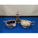 A HALLMARKED BIRMINGHAM SILVER CONDIMENT SET TO INCLUDE A BLUE GLASS LINED SALT AND LIDDED MUSTARD