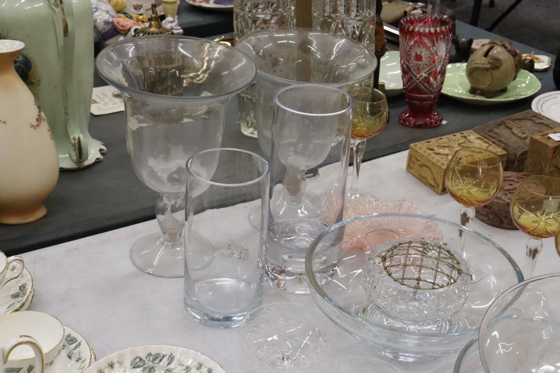 A QUANTITY OF GLASSWARE TO IJCLUDE BOWLS, VASES, DISHES, GLASSES, ETC., - Image 6 of 8