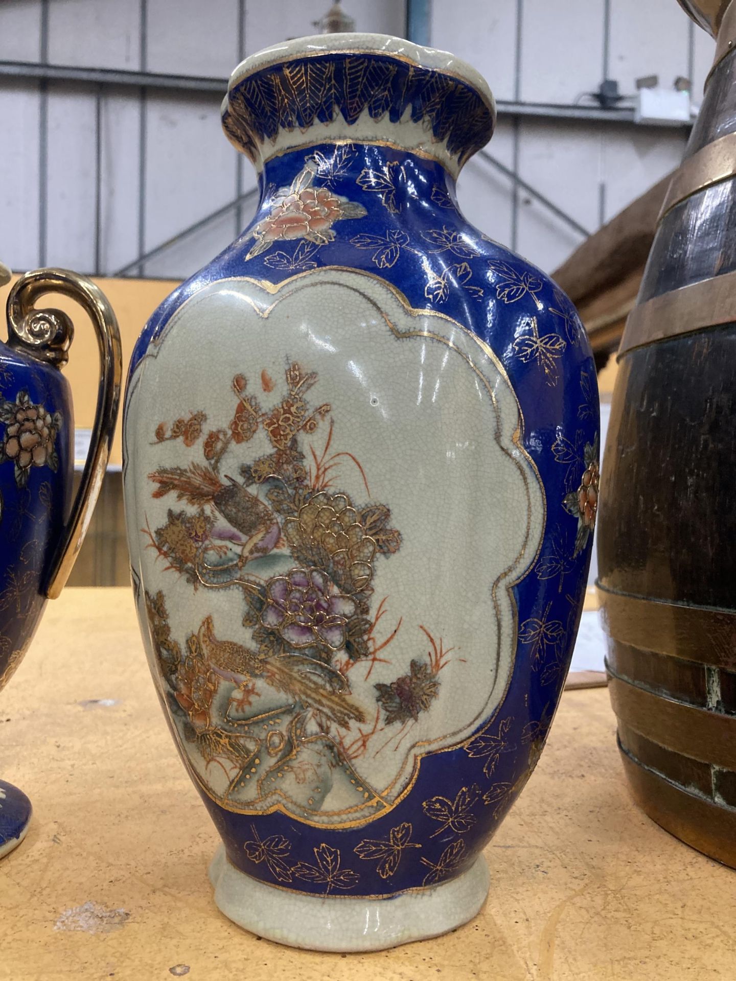 THREE LARGE DECORATIVE ORIENTAL PIECES TO INCLUDE TWO VASE AND A TWIN HANDLED LIDDED URN - Image 2 of 6