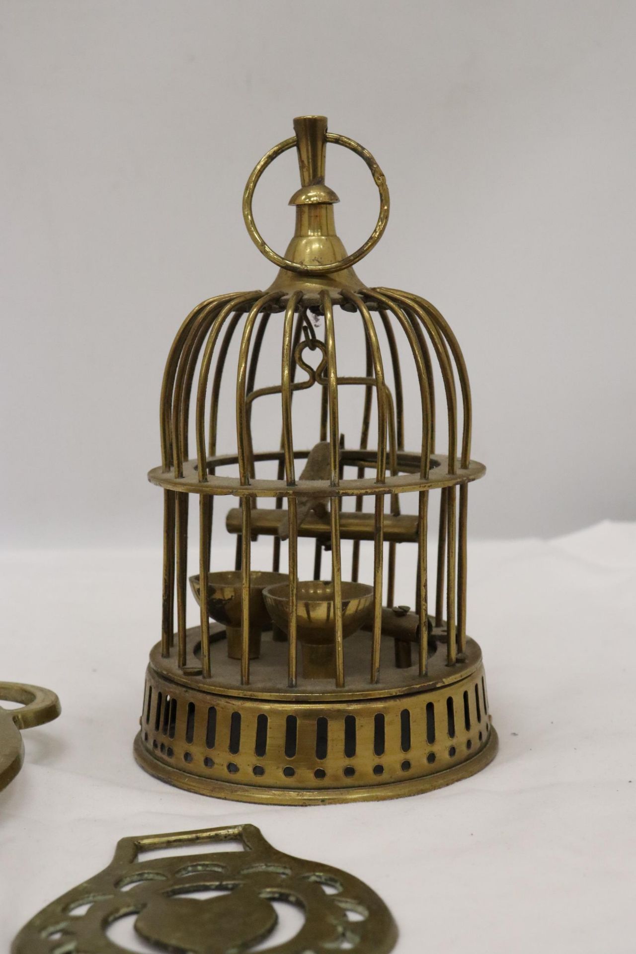 A BRASS BIRD IN A CAGE, HORSE BRASS AND STAND - Image 5 of 5