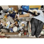 AN ASSORTMENT OF HOUSEHOLD CLEARANCE ITEMS