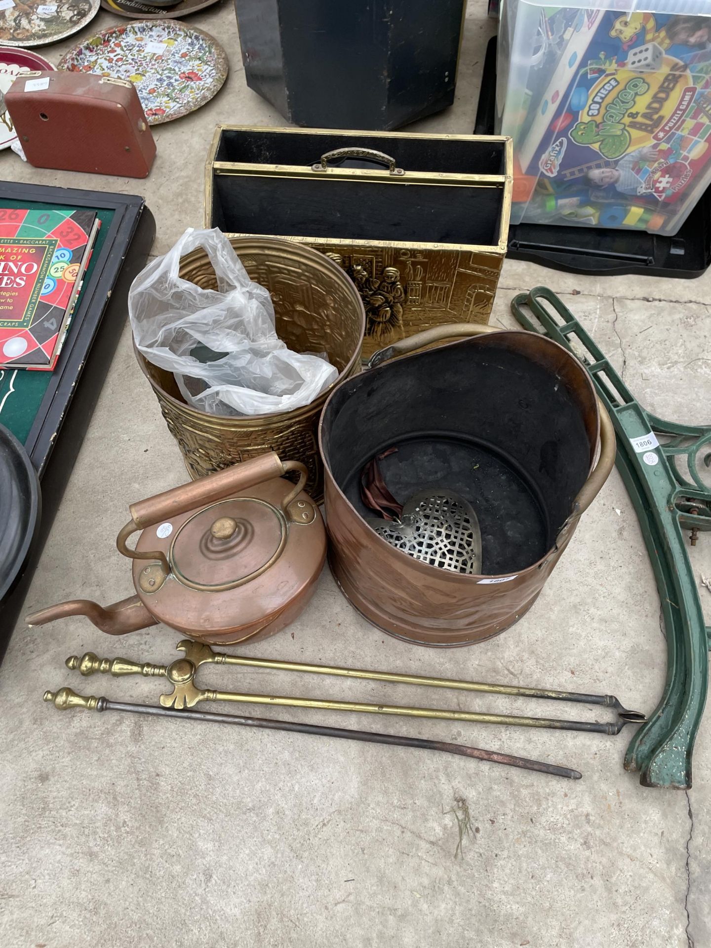 AN ASSORTMENT OF BRASS AND COPPER ITEMS TO INCLUDE A BRASS COAL BUCKET, A COPPER COAL BUCKET AND A