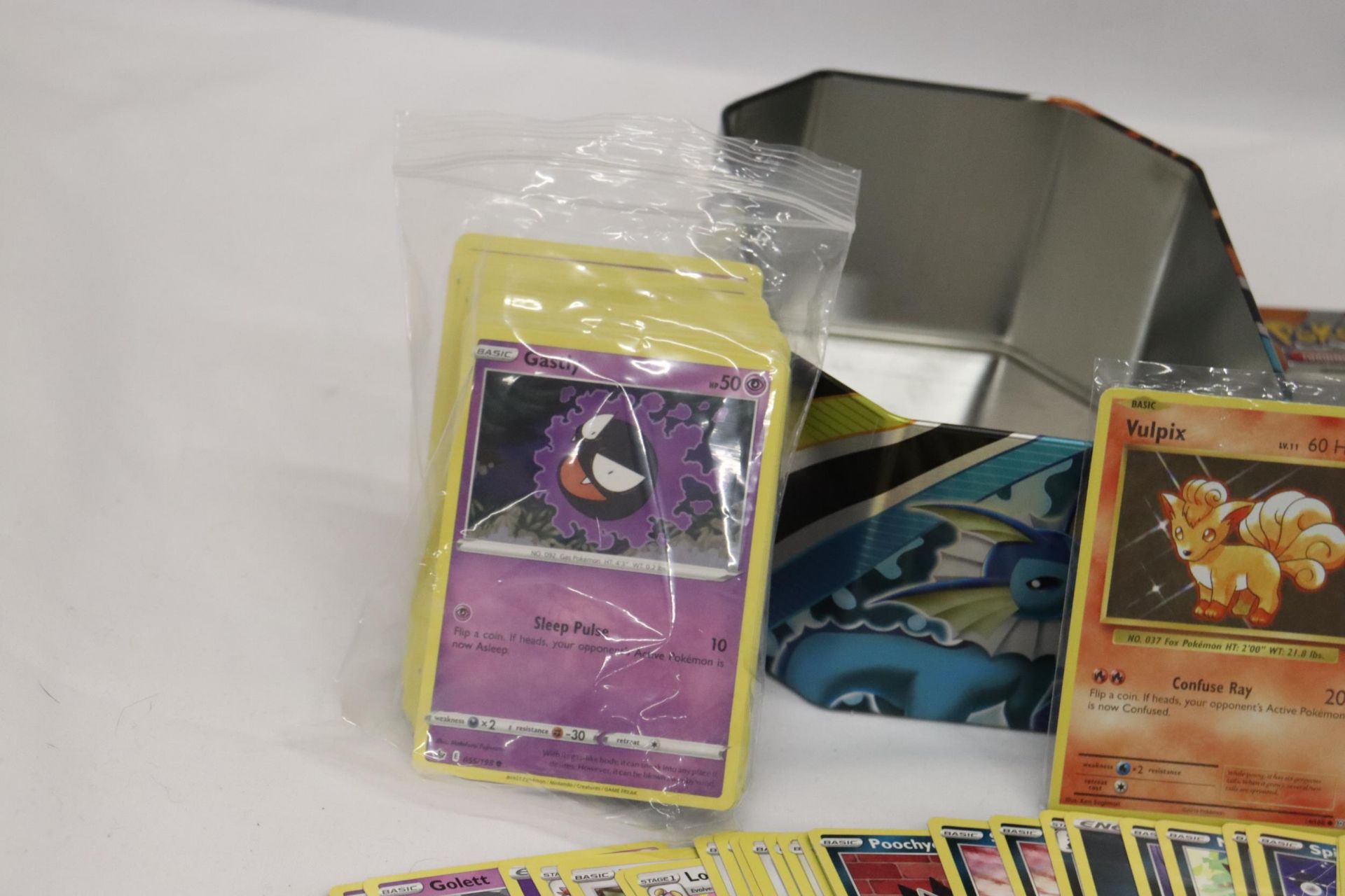 A POKEMON COLLECTORS TIN FULL OF 100+ POKEMON CARDS - Image 3 of 5