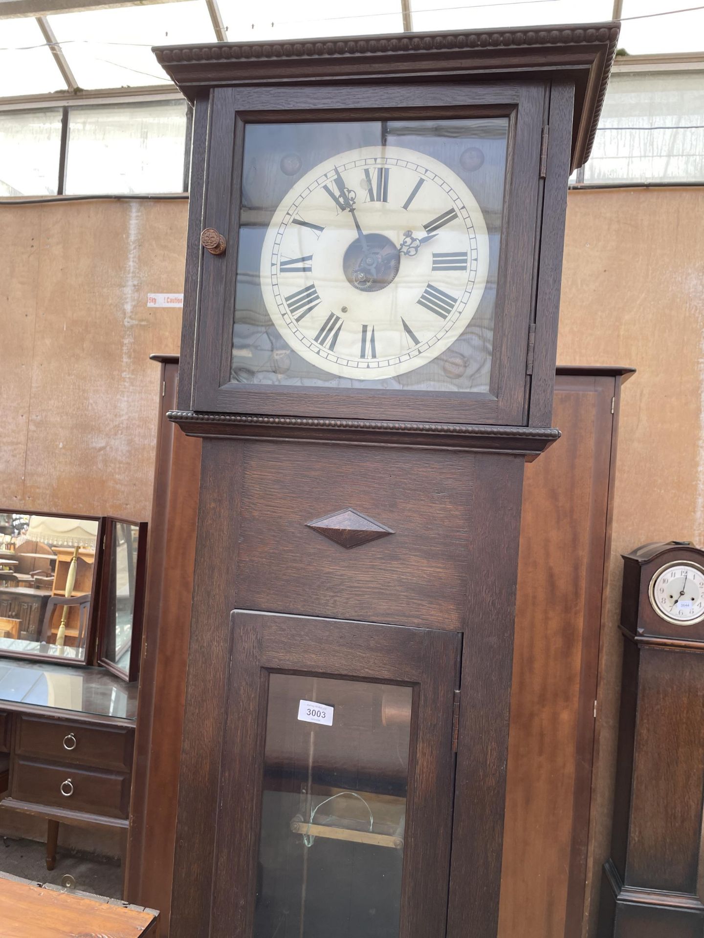 AN EARLY 20TH CENTURY OAK ELECTRIC LONGCASE CLOCK WITH BLACK AND WHITE FACE HAVING ROMAN NUMERALS - Image 5 of 5