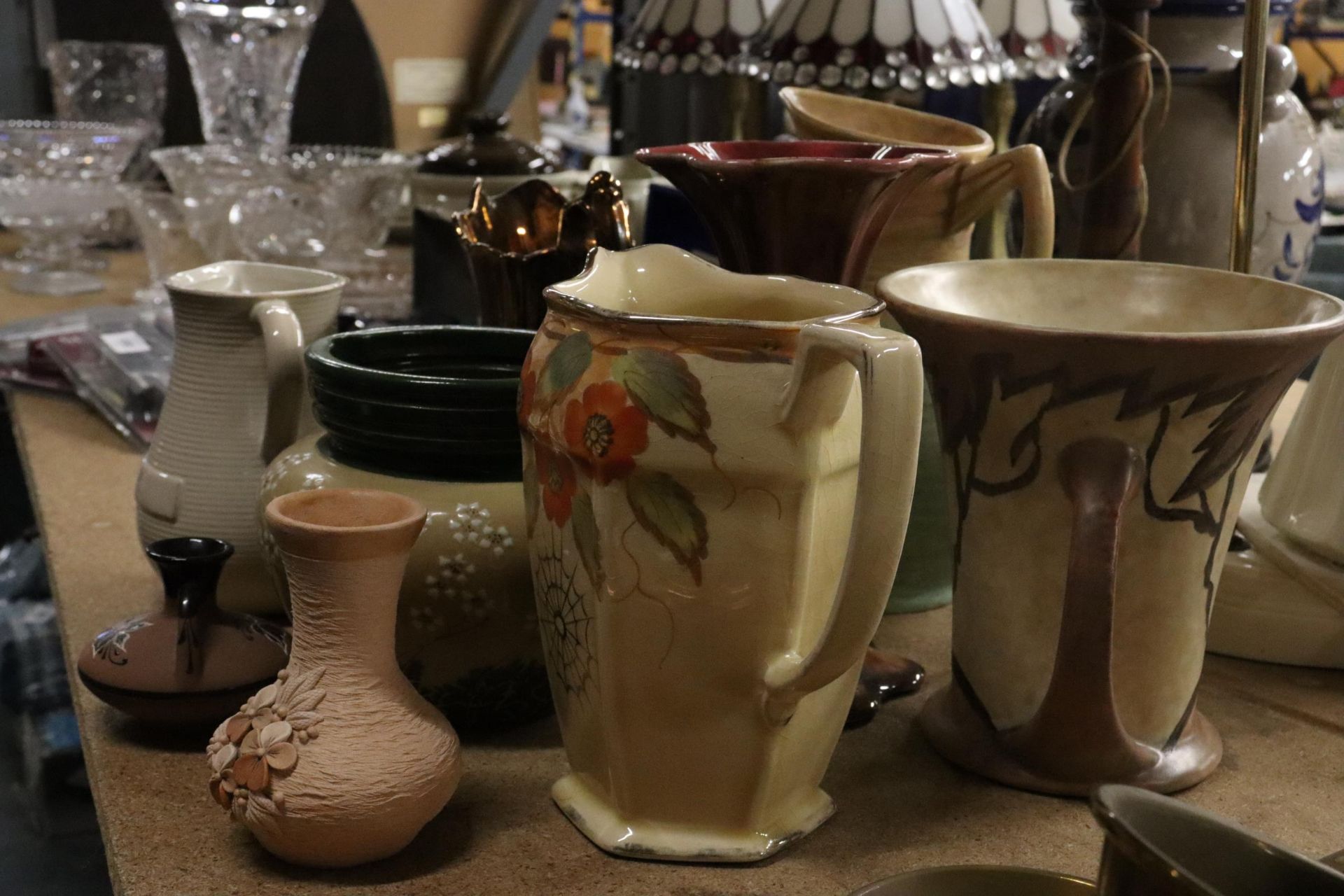 A QUANTITY OF VINTAGE CERAMICS AND POTTERY TO INCLUDE BESWICK, ARTHUR WOOD, ETC, VASES AND JUGS - Image 3 of 9