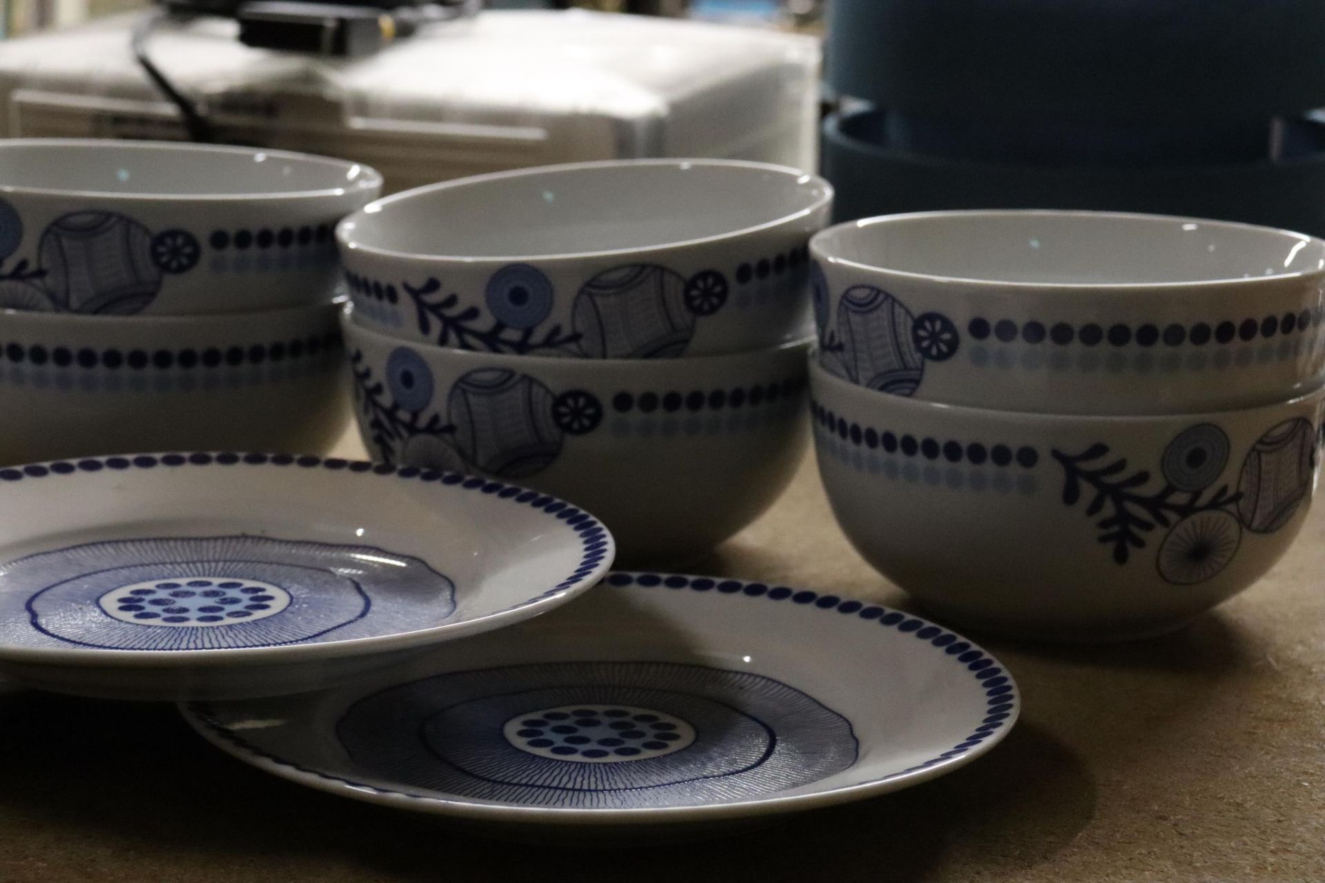 A QUANTITY OF CERAMICS DESIGNED BY PENNY LAI TO INCLUDE SIX BOWLS AND THREE PLATES - Image 7 of 8