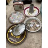 AN ASSORTMENT OF VINTAGE ITEMS TO INCLUDE SERVING TRAYS AND A TANKARD ETC