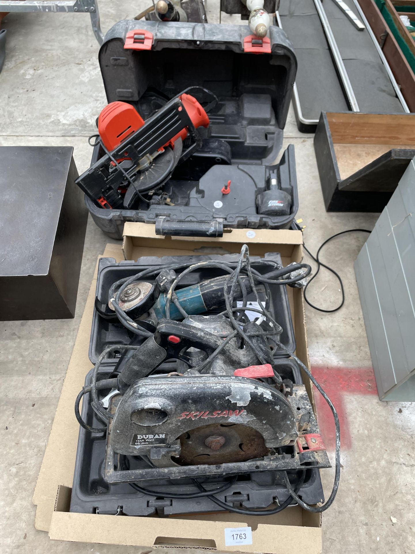 AN ASSORTMENT OF POWER TOOLS TO INCLUDE A SKILSAW RIP SAW AND A MAKITA ANGLE GRINDER ETC