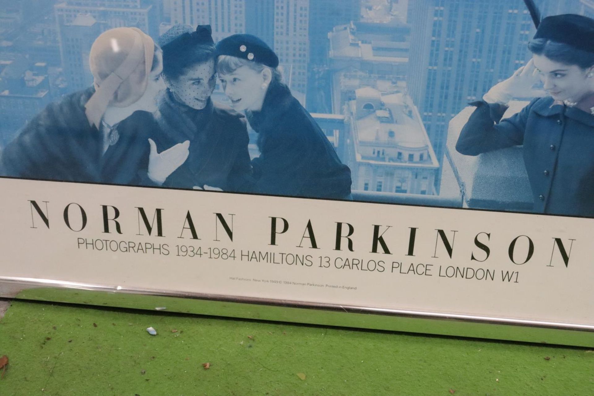 A NORMAN PARKINSON FRAMED PRINT 'HAT FASHIONS', THE NEW YORK SKYLINE FROM THE ROOF OF THE CONDE NAST - Image 2 of 3
