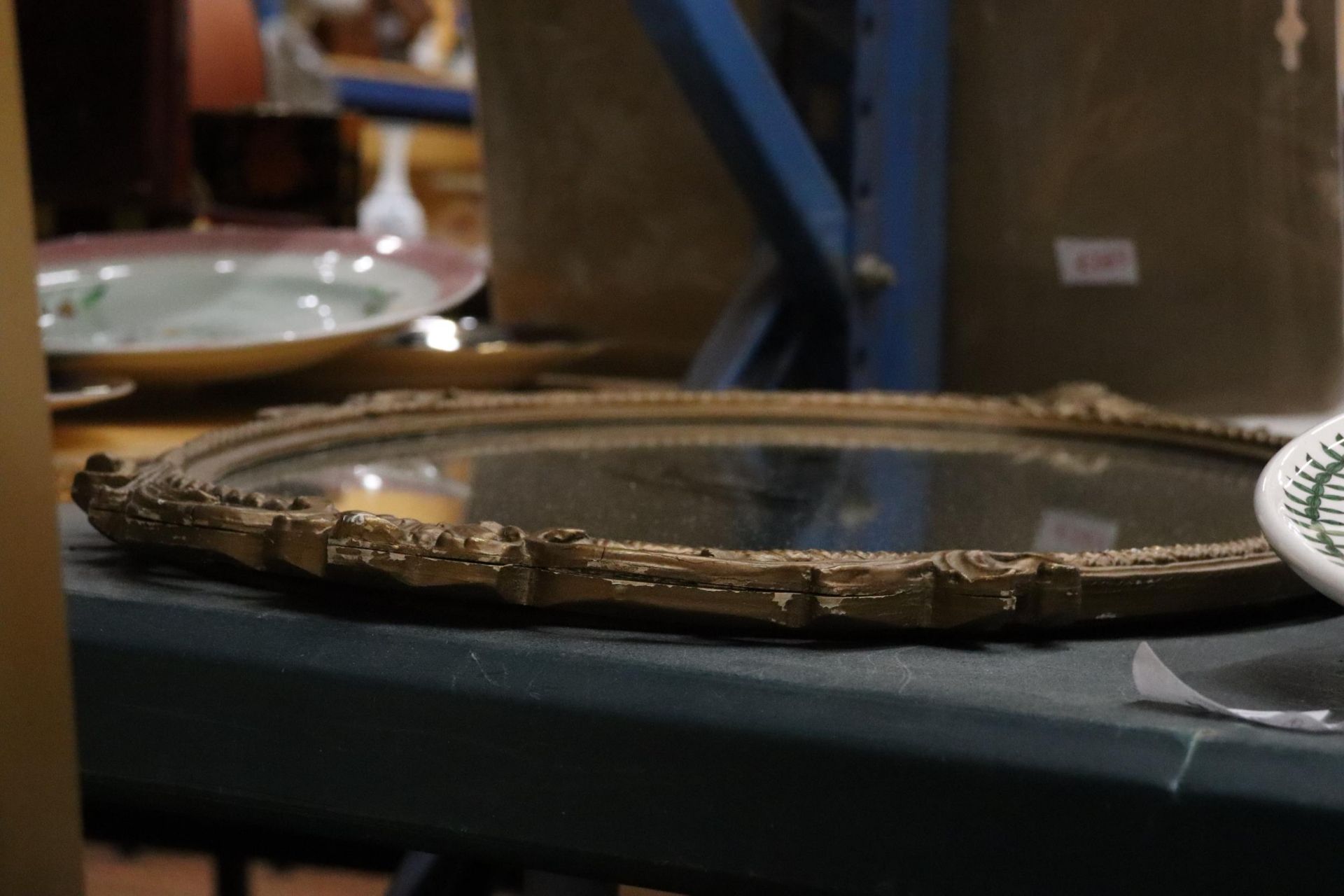 A VINTAGE OVAL MIRROR WITH ORNATE GILT FRAME, 37CM X 67CM - Image 2 of 4