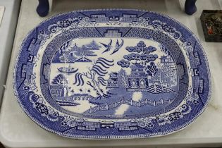 A VINTAGE LARGE OLD FOLEY, BLUE AND WHITE WILLOW PATTERN, SERVING DISH, 45CM X 36CM