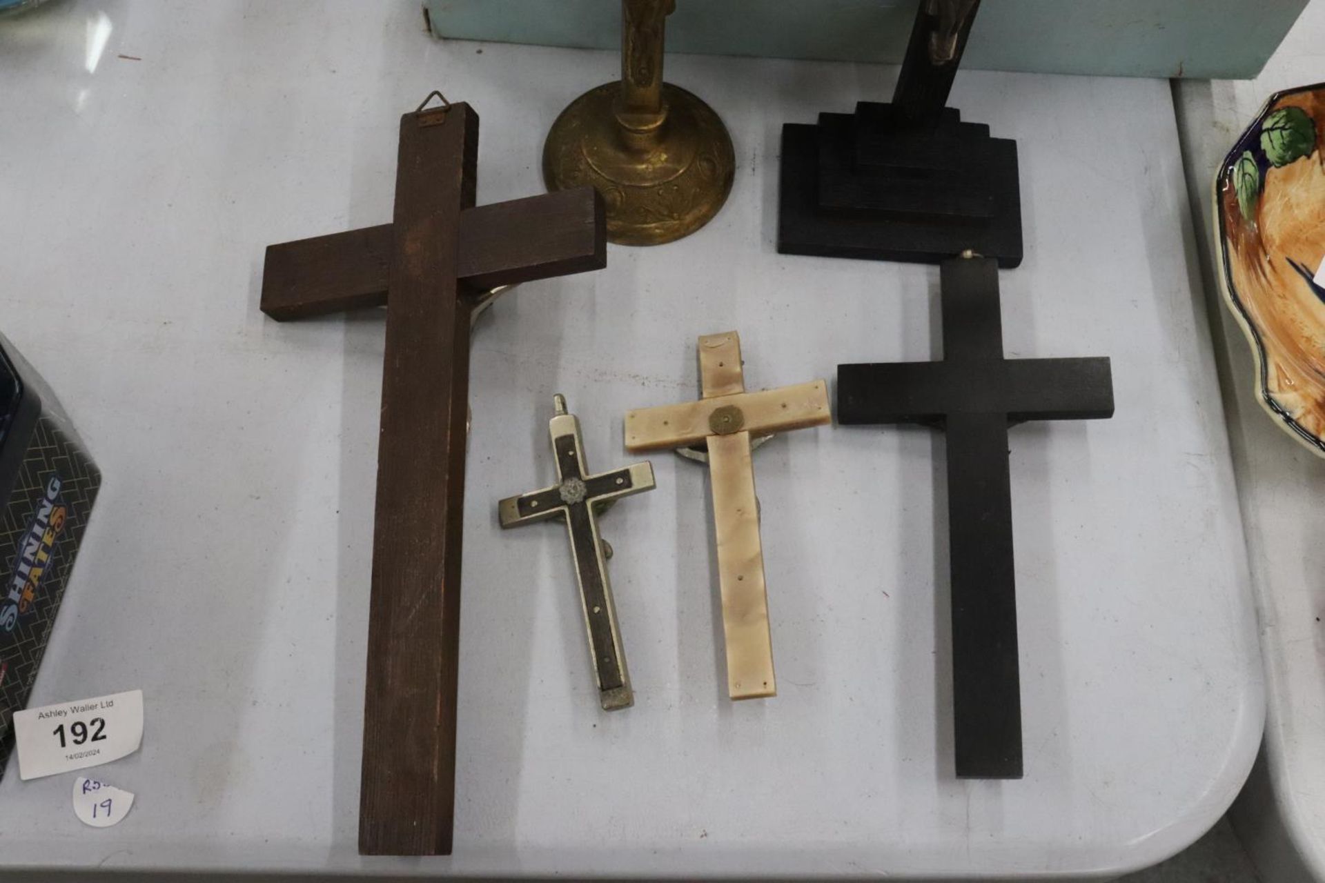 SIX CRUCIFIXES TO INCLUDE BRASS, WOOD, ETC - Image 5 of 6