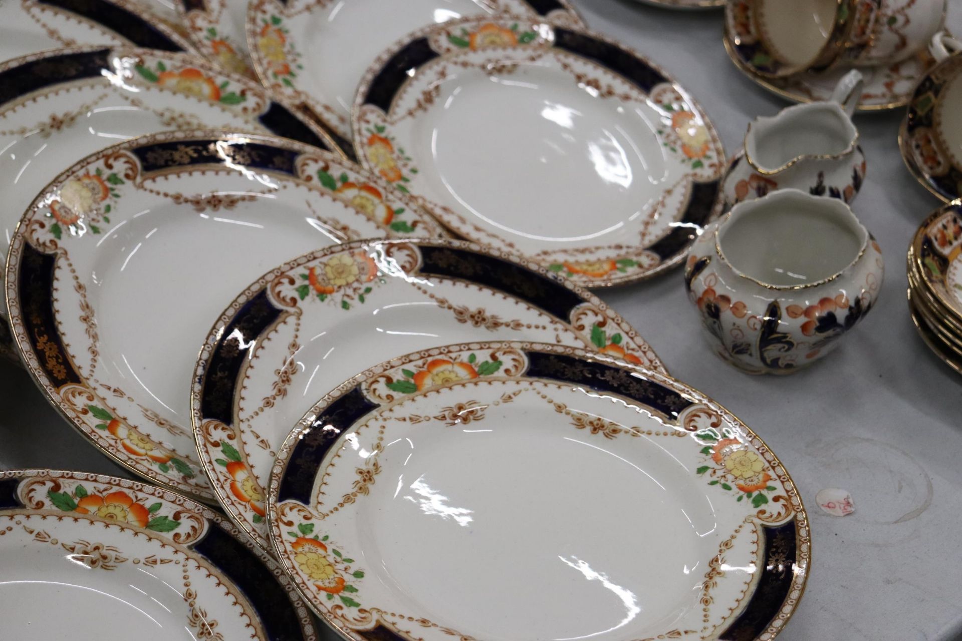 A LARGE QUANTITY OF MONA IMARI PATTERN TO INCLUDE TUREENS, DINNER PLATES, SIDE PLATES, CUPS, - Image 6 of 14