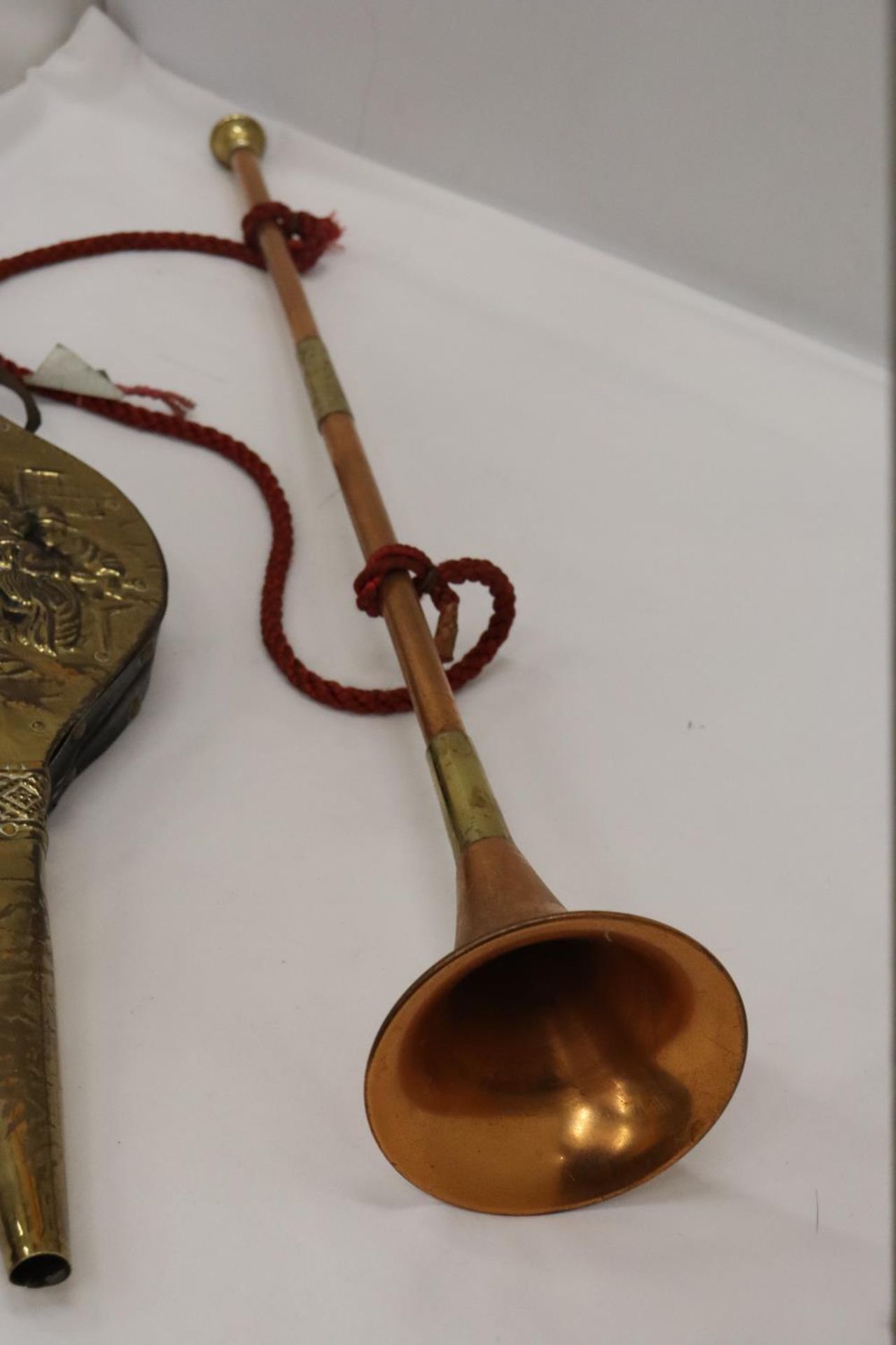 A COPPER AND BRASS HUNTING HORN AND A PAIR OF BRASS BELLOWS - Image 5 of 5