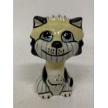 A LORNA BAILEY HAND PAINTED AND SIGNED CAT WITH MOUSE FIGURE