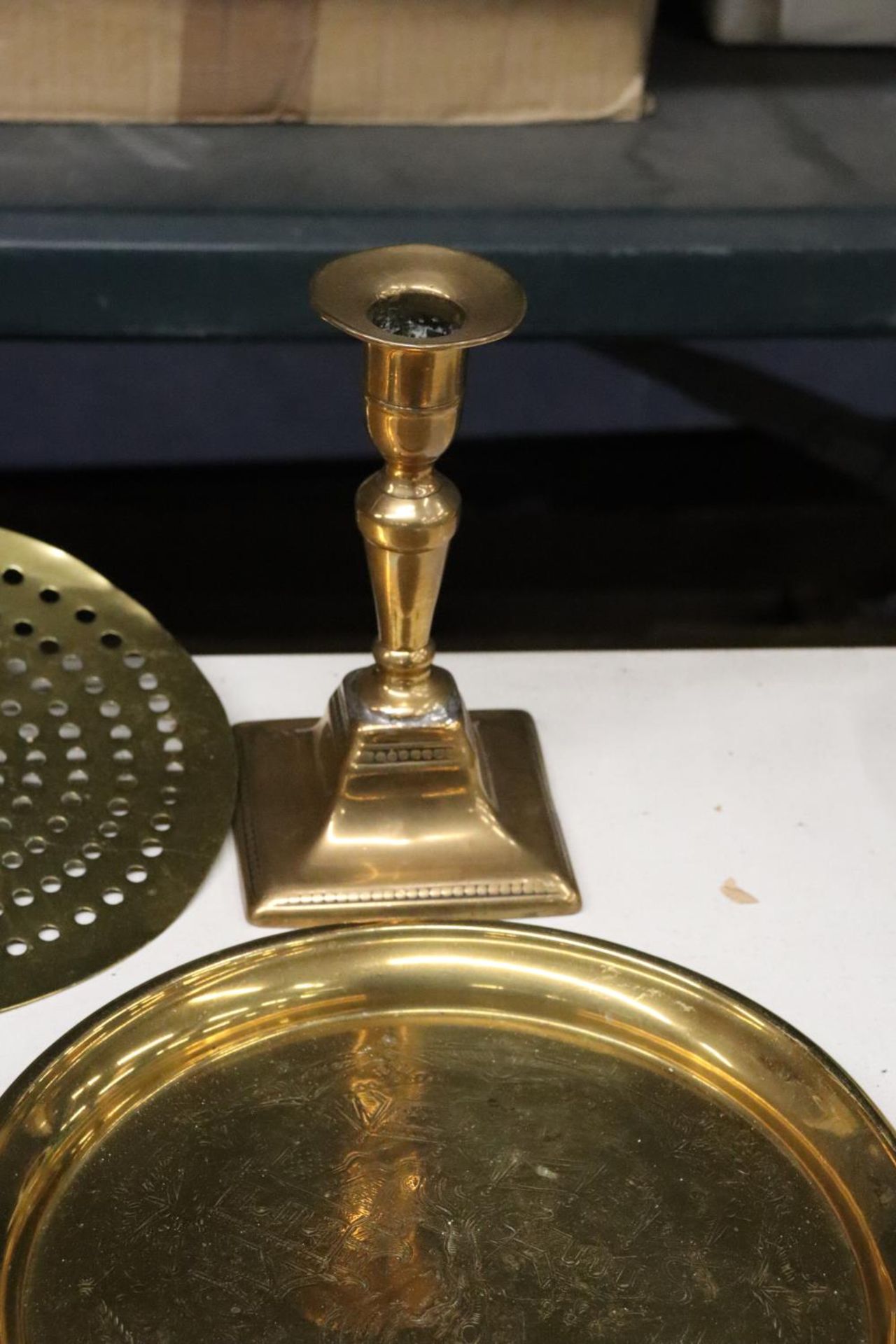 A QUANTITY OF BRASS ITEMS TO INCLUDE A CANDLESTICK, A SKILLET, TRAYS, TRAVEL IRON, ETC - Image 4 of 6