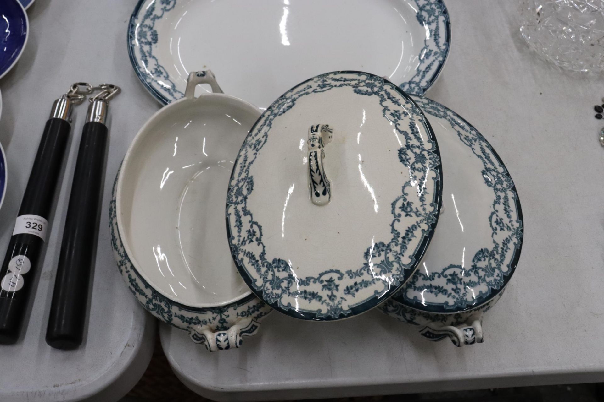 FIVE LARGE PIECES OF VINTAGE STAFFORDSHIRE 'LOUVRE' PATTERN DINNERWARE TO INCLUDE TWO LIDDED SERVING - Image 3 of 7