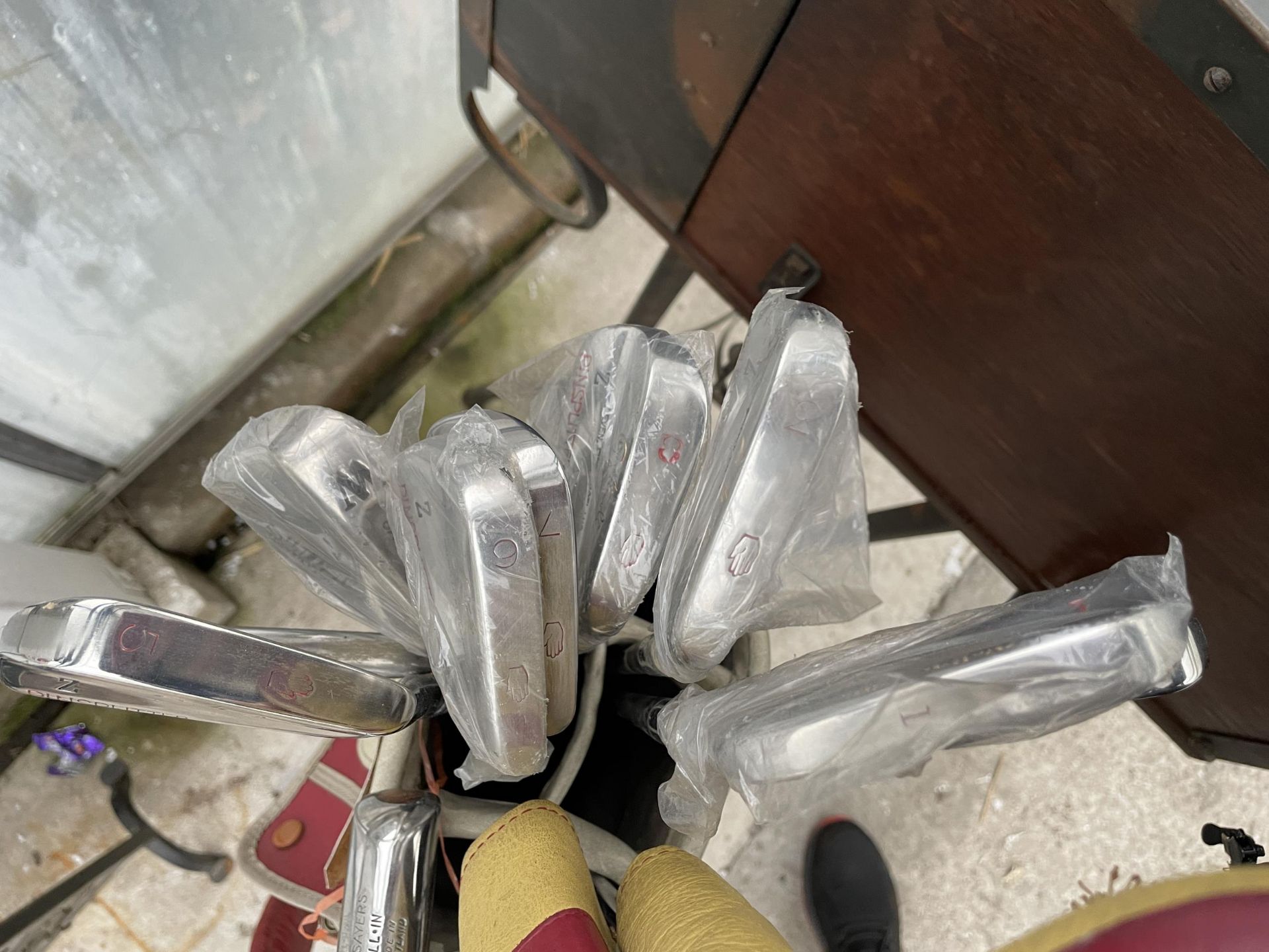 A VINTAGE GOLF BAG WITH AN ASSORTMENT OF GOLF CLUBS - Image 2 of 4