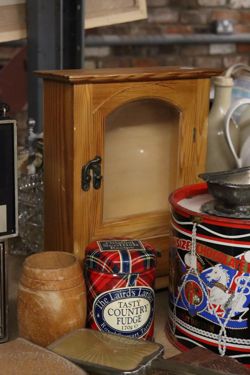 A MIXEDVINTAGE LOT TO INCLUDE TINS, AN AJAX RADIO, A GENTLEMEN'S GROOMING KIT, SMALL CUPBOARD, ETC - Image 8 of 10