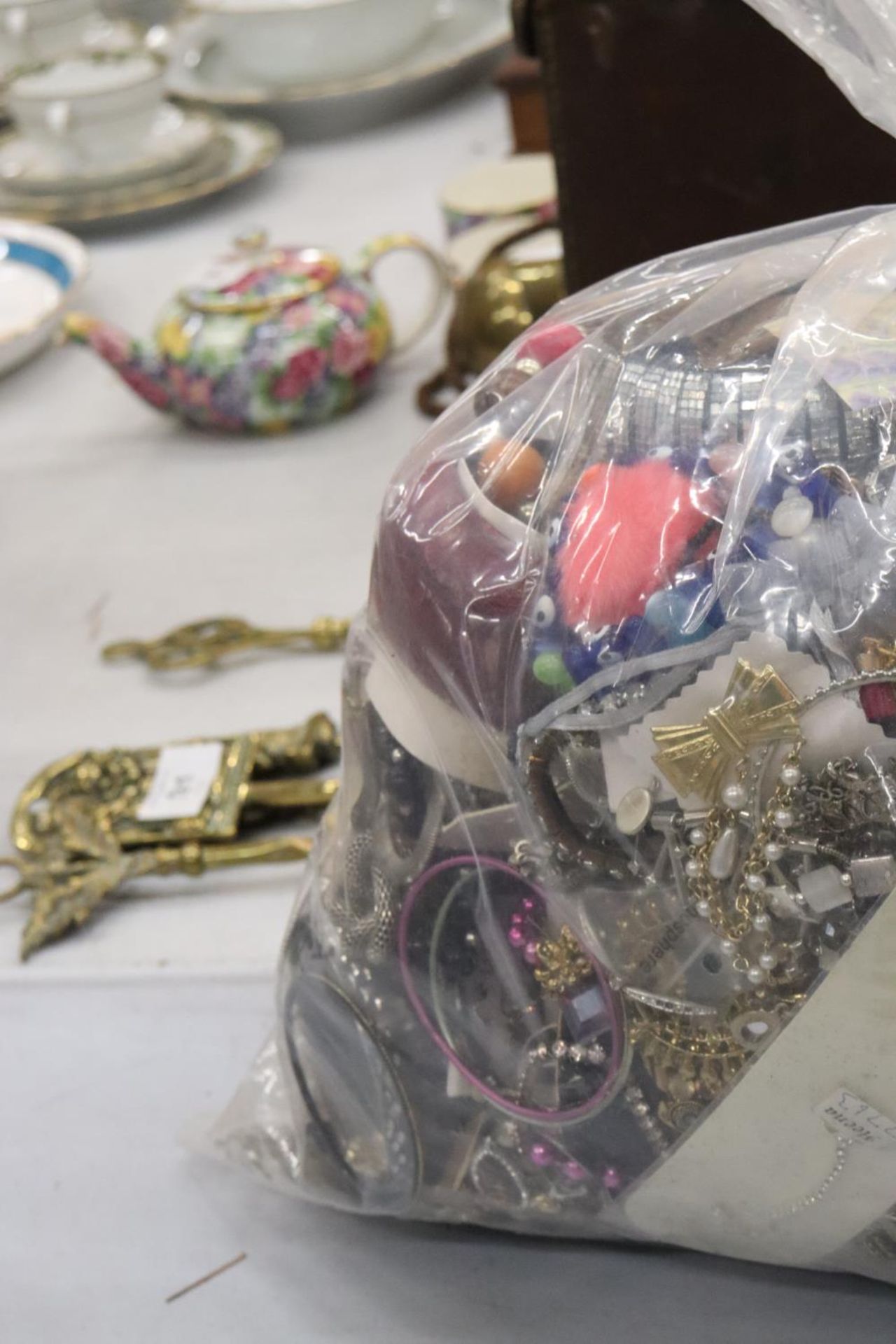 A LARGE QUANTITY OF UNSORTED COSTUME JEWELLERY - 7.6KG IN TOTAL - Image 6 of 6