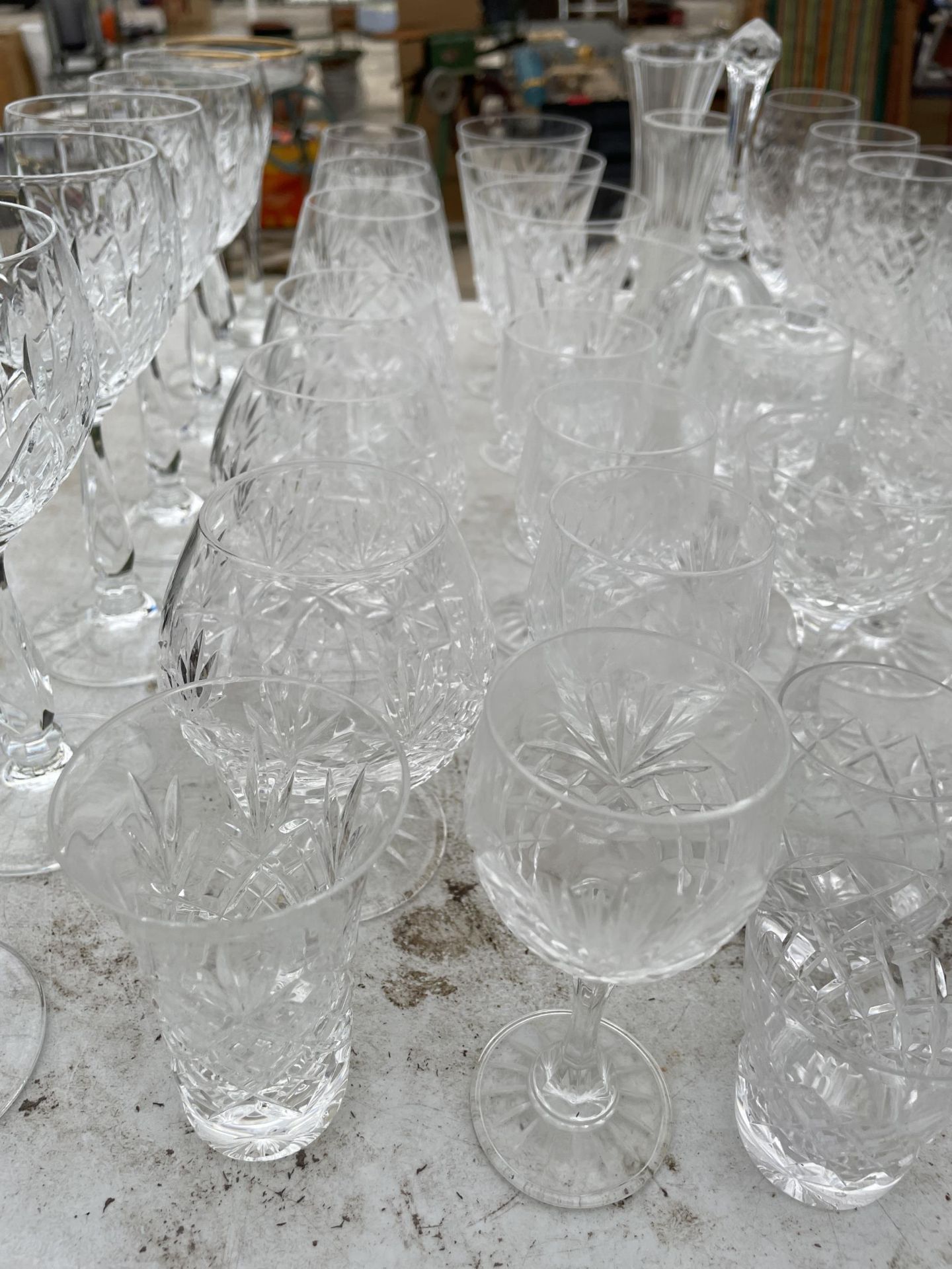 A LARGE QUANTITY OF CUT GLASS WARE TO INCLUDE WINE GLASSES, WHISKEY GLASSES AND BRANDY BALOONS ETC - Image 5 of 5