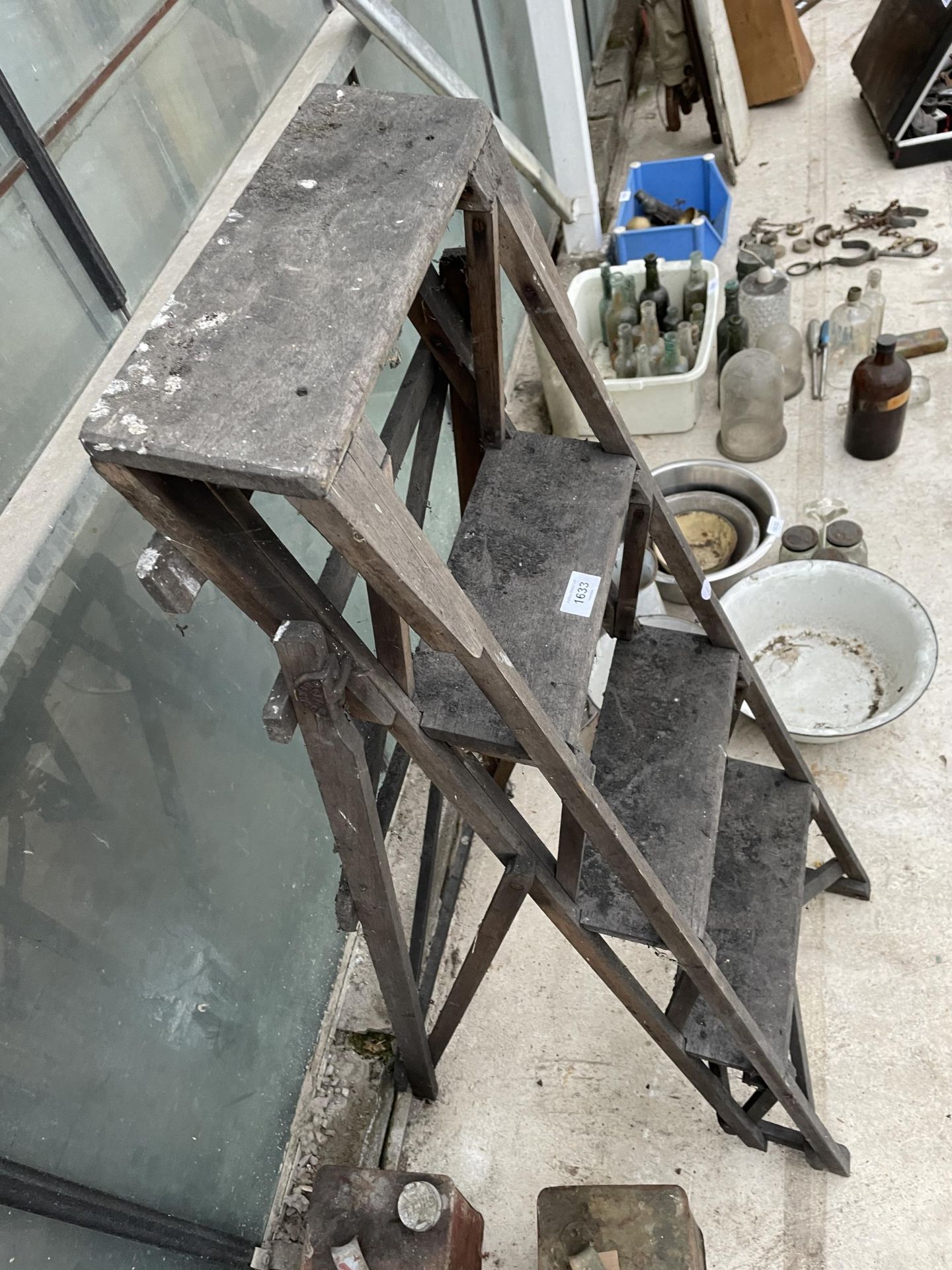 A VINTAGE THREE RUNG WOODEN STEP LADDER - Image 3 of 3