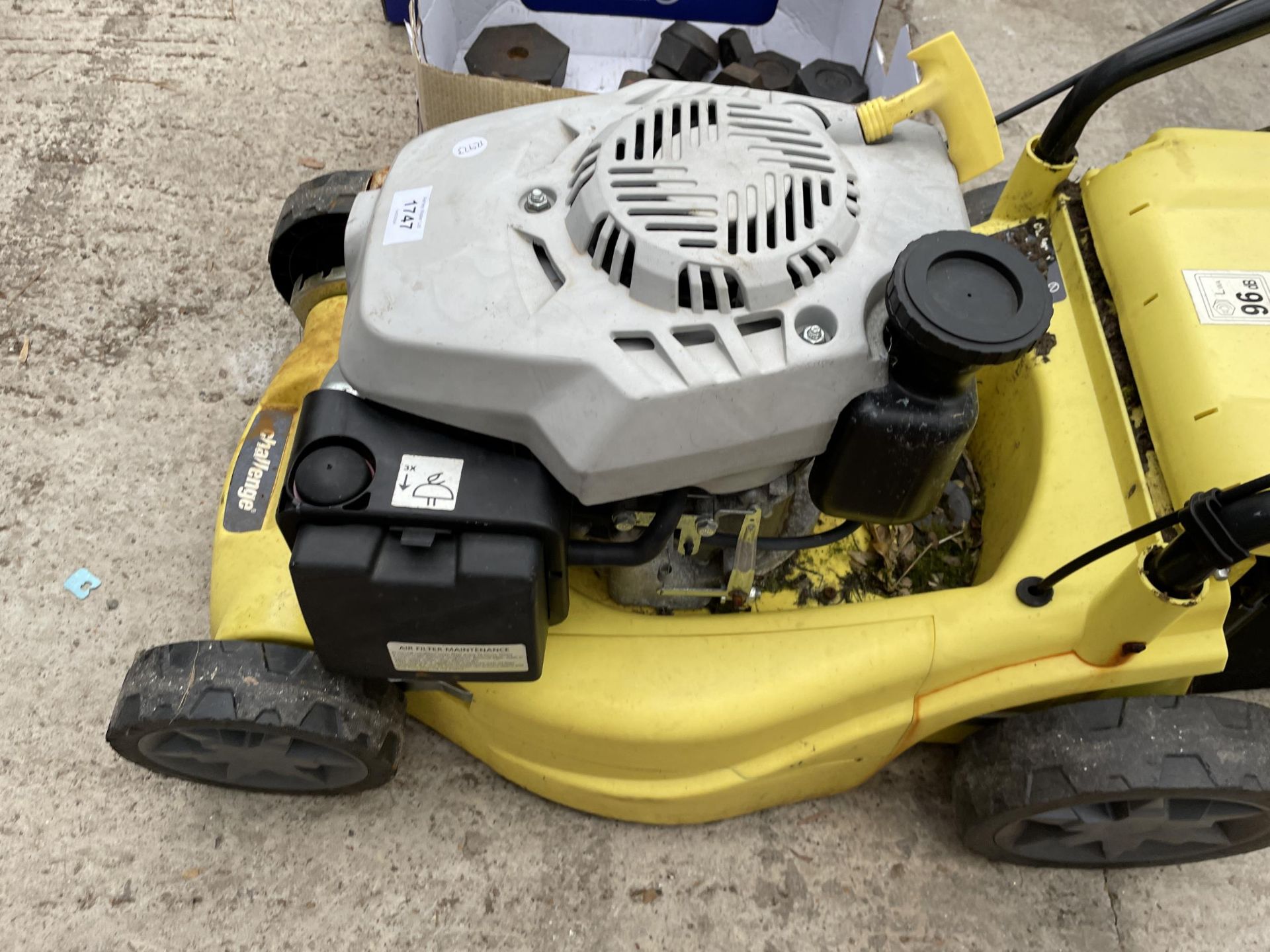 A PETROL CHALLENGE ROTARY LAWN MOWER WITH GRASS BOX - Bild 3 aus 3