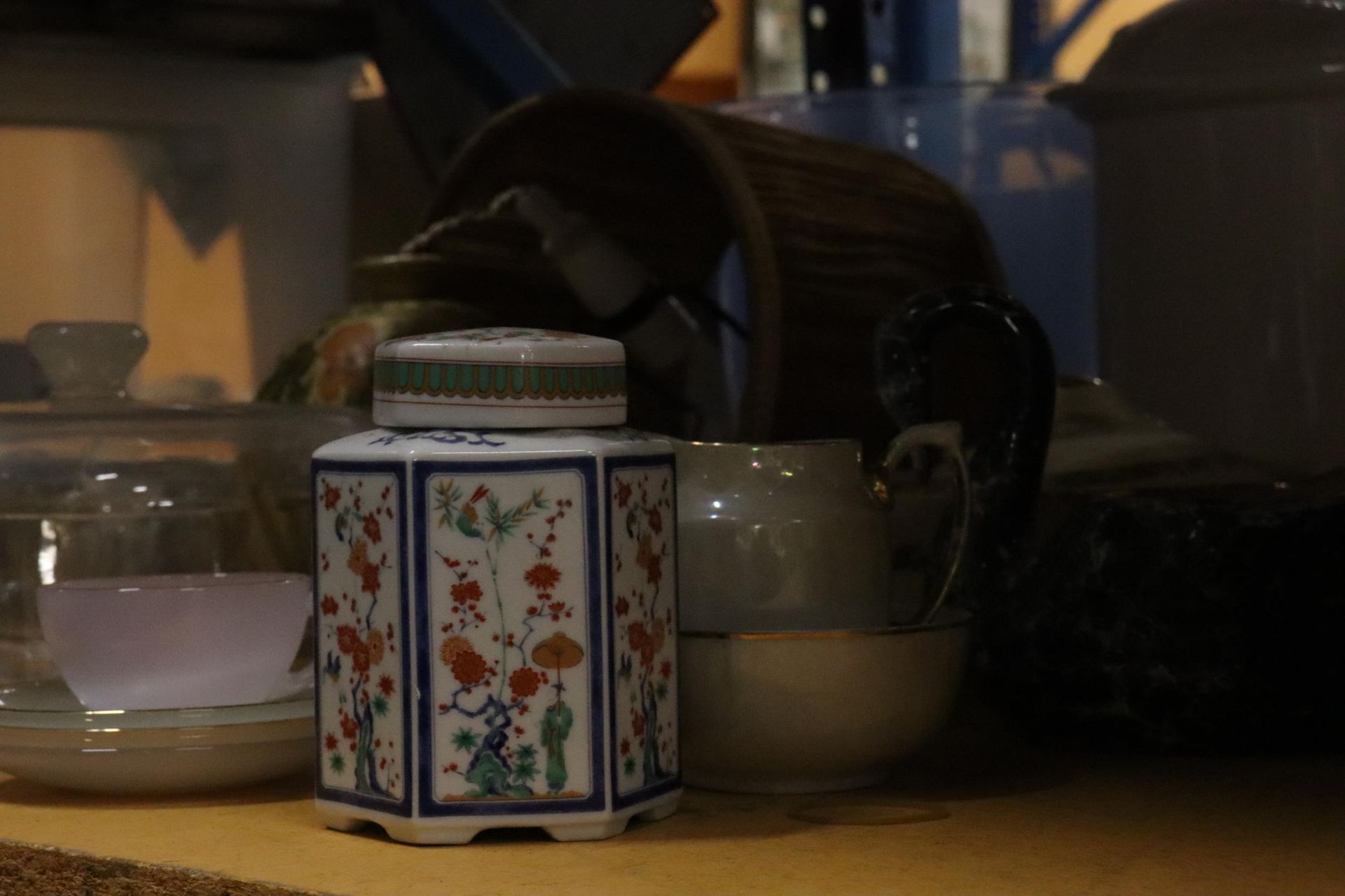 A LARGE MIXED LOT TO INCLUDE, COFFEE POTS, A BREAD CROCK, CUPS AND SAUCERS, CAKE COVER, TABLE - Image 2 of 13