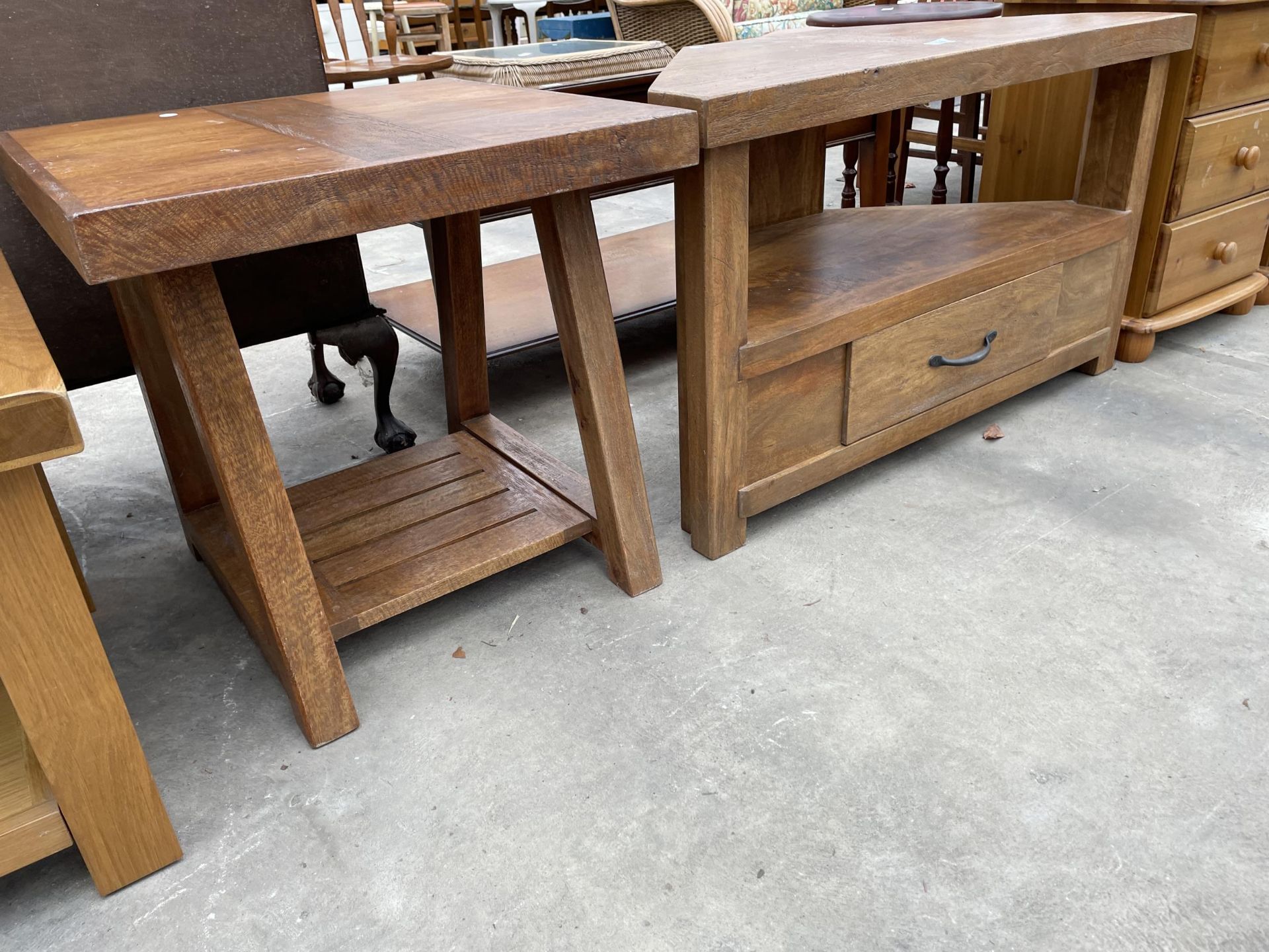 A MODERN HARDWOOD LAMP TABLE AND A CORNER UNIT - Bild 2 aus 3