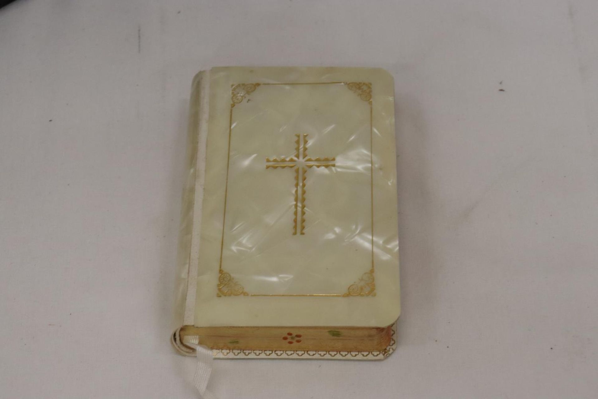 THREE VINTAGE POCKET BIBLES AND A CHURCH BIBLE - Image 4 of 11
