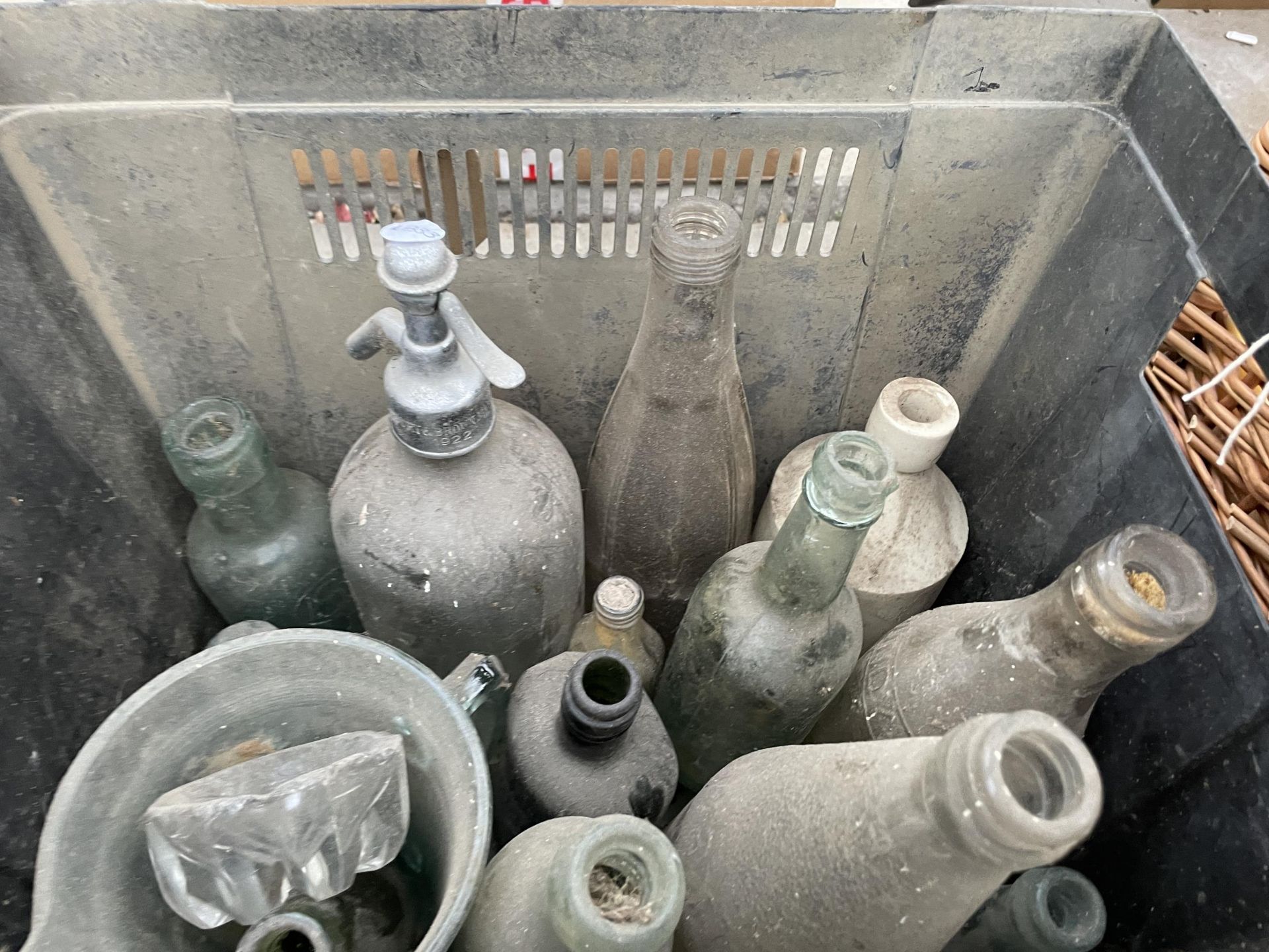 AN ASSORTMENT OF VINTAGE GLASS BOTTLES TO INCLUDE SOME WITH NAMES - Bild 2 aus 2