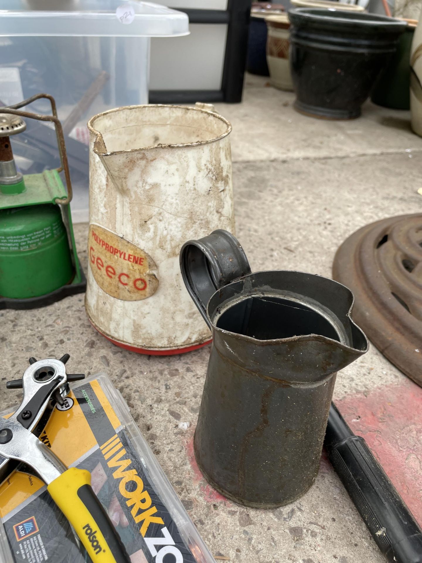 AN ASSORTMENT OF TOOLS TO INCLUDE LEATHER PUNCHES, OIL JUGS AND CAMPING STOVES ETC - Image 4 of 4