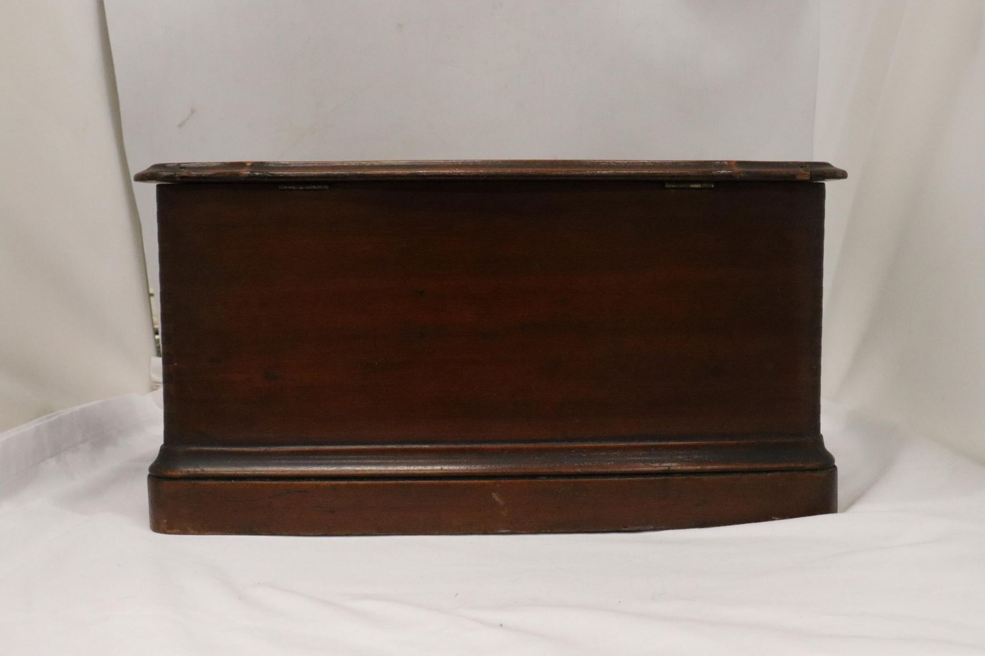 A LARGE VINTAGE OAK WORK BOX WITH DOVETAIL HINGES, HEIGHT 20CM, LENGTH 40CM, DEPTH 24CM - Image 4 of 4