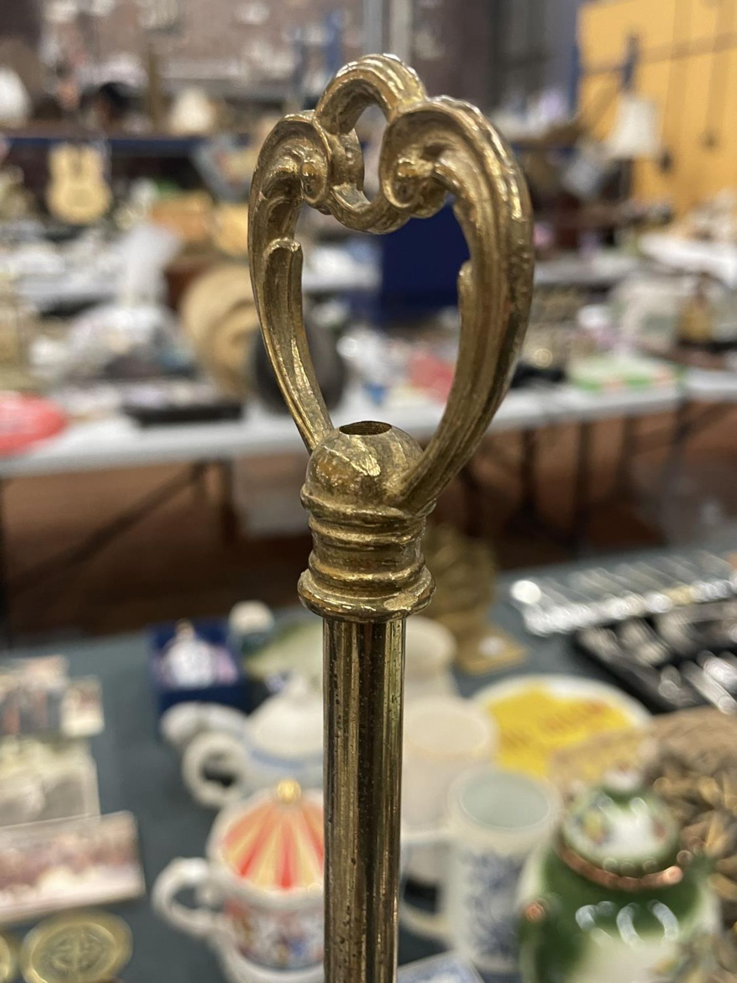 A VINTAGE BRASS ADJUSTABLE DESK LAMP WITH FLUTED GLASS SHADE, HEIGHT 56CM - Image 5 of 5