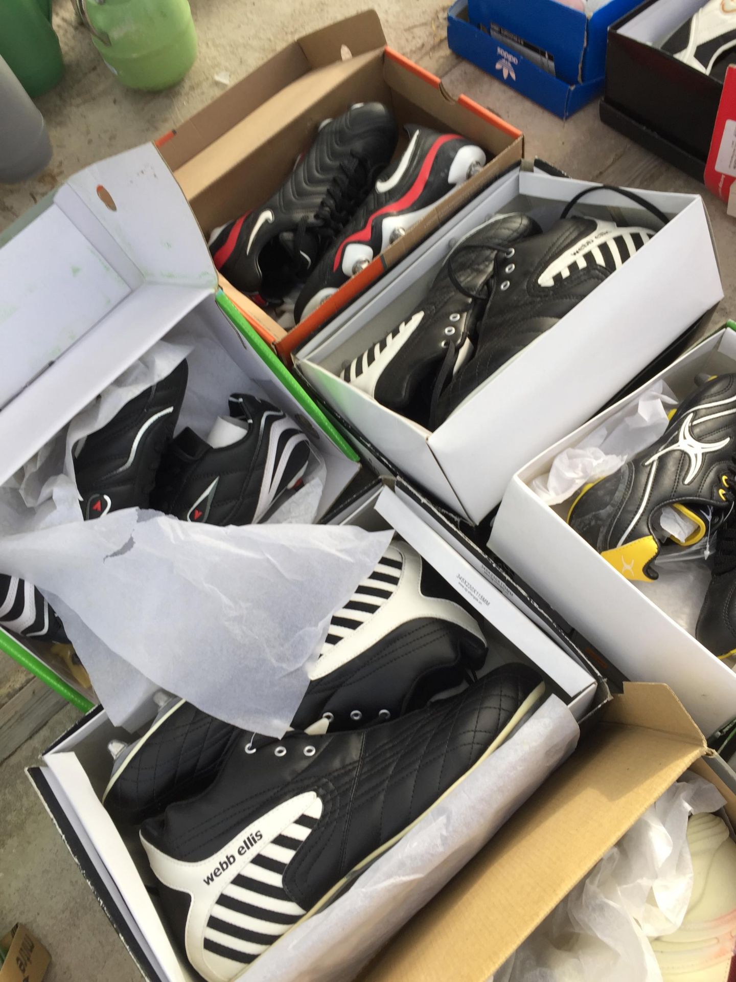 TEN PAIRS OF AS NEW AND BOXED SPORTS BOOTS AND TRAINERS - Bild 4 aus 4