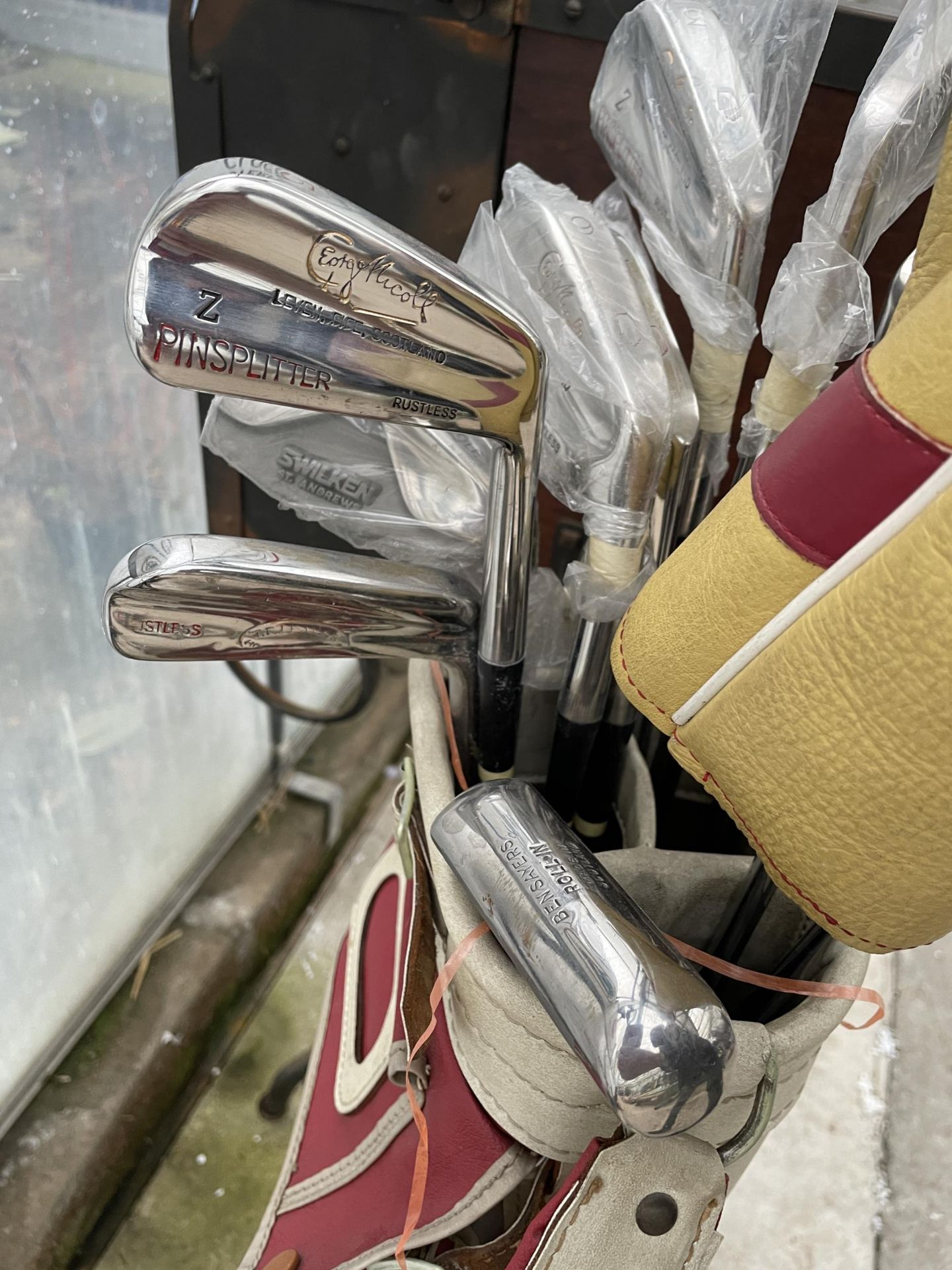 A VINTAGE GOLF BAG WITH AN ASSORTMENT OF GOLF CLUBS - Image 3 of 4
