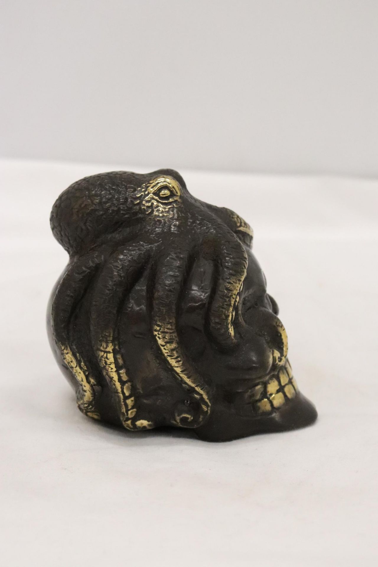 A BRONZE OCTUPUS AND SKULL - Image 2 of 5