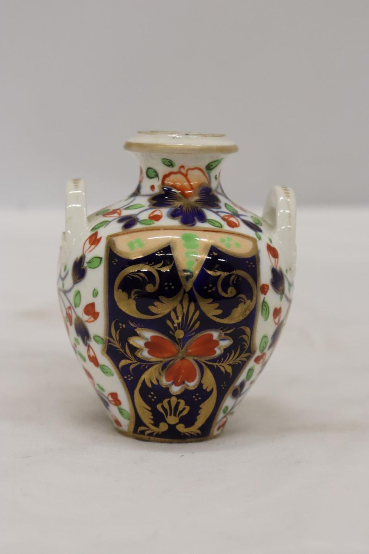 A SMALL ROYAL CROWN DERBY TWO HANDLED URN, HEIGHT 8CM - Image 3 of 5