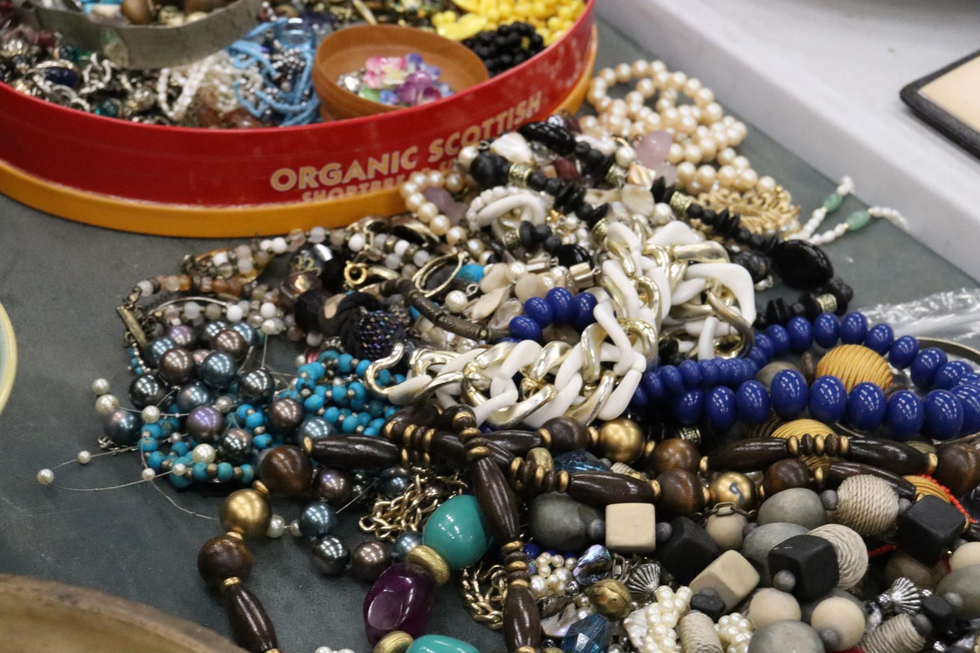 A LARGE QUANTITY OF COSTUME JEWELLERY TO INCLUDE BEADS, NECKLACES, BROOCHES, EARRINGS, ETC - Image 7 of 11