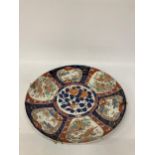 A LATE 19TH CENTURY/EARLY 20TH CENTURY MEIJI PERIOD CHARGER DIAMETER 45CM