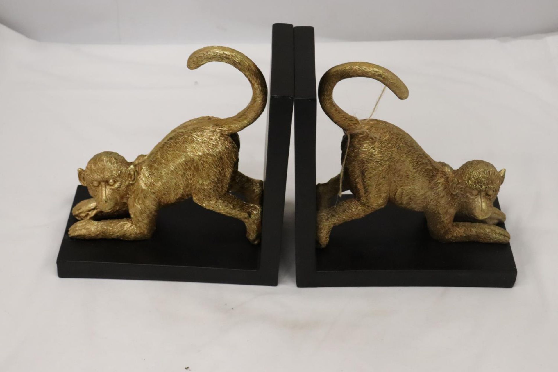 A PAIR OF GOLD COLOURED RESIN MONKEY, BOOK-ENDS, HEIGHT 19CM - Image 2 of 6