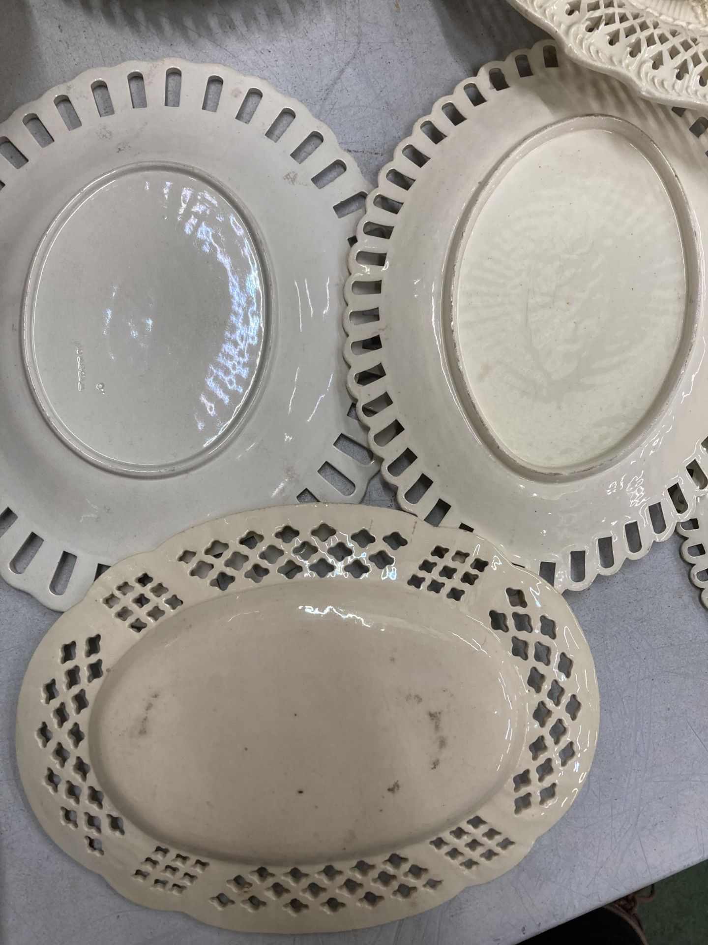 EIGHT PIECES OF VINTAGE CREAMWARE TO INCLUDE PLATES AND DISHES SOME A/F - Image 5 of 8