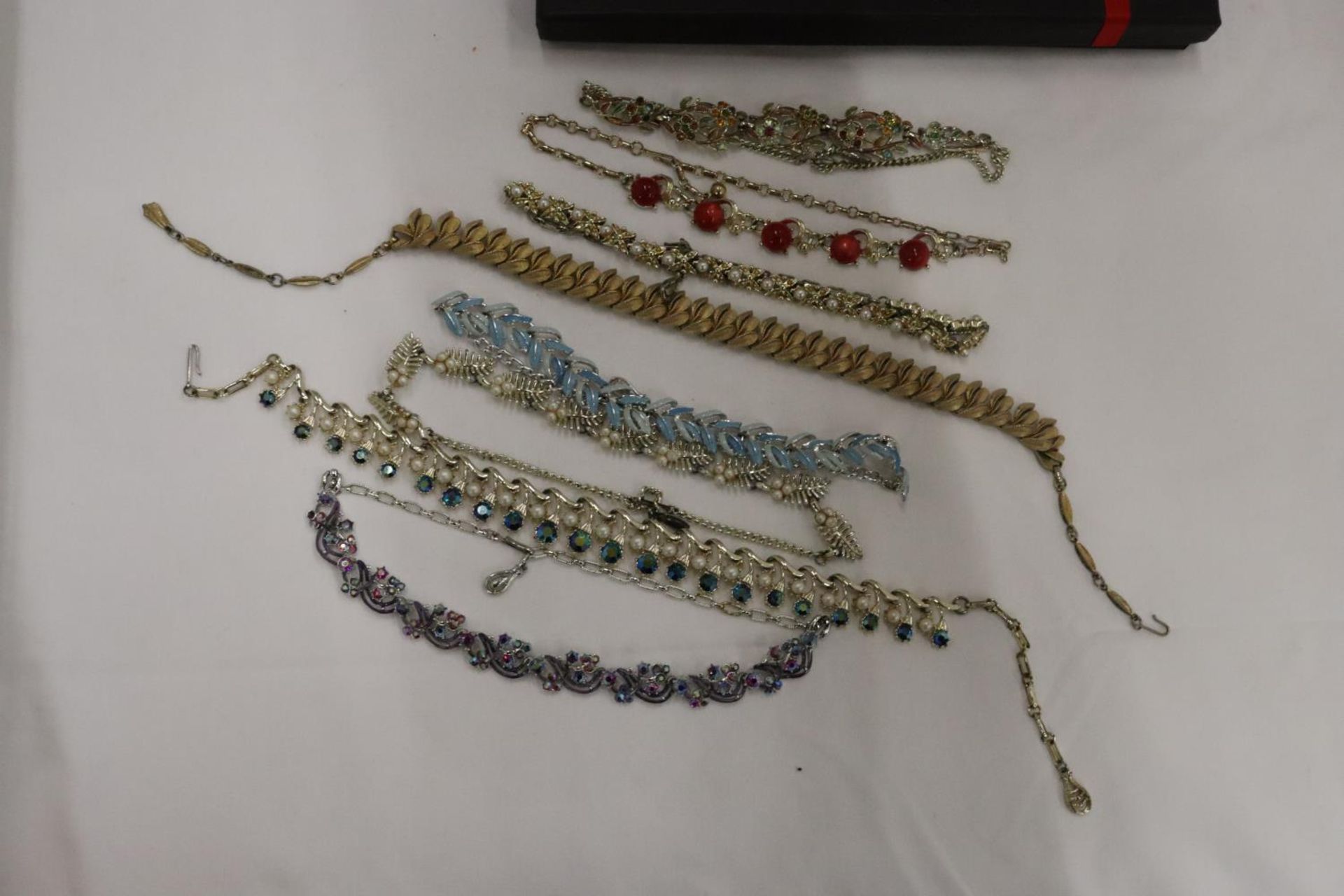 A COLLECTION OF 1950'S JEWELLERY NECKLACES - Bild 2 aus 7