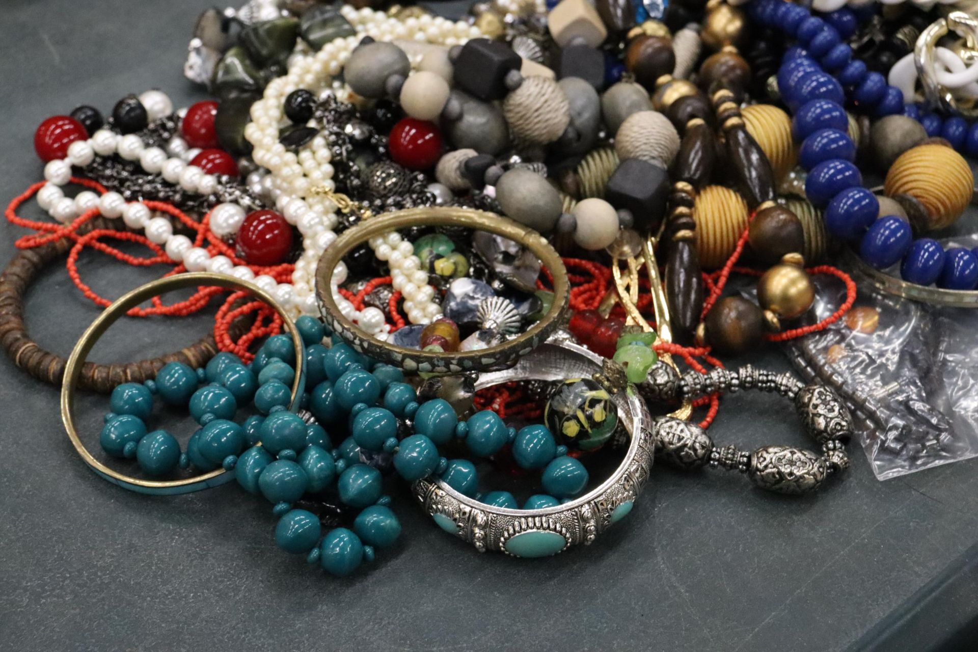 A LARGE QUANTITY OF COSTUME JEWELLERY TO INCLUDE BEADS, NECKLACES, BROOCHES, EARRINGS, ETC - Image 5 of 11