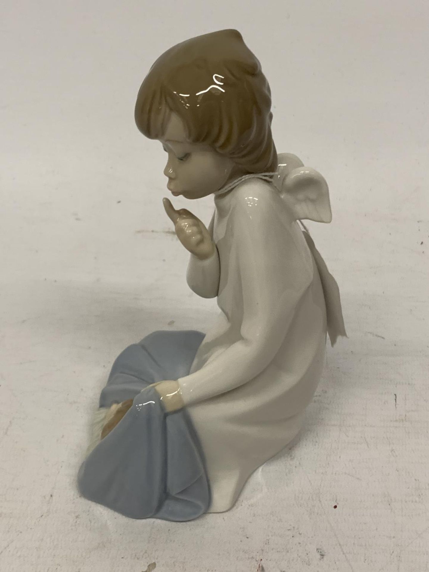 A LLADRO FIGURE OF AN ANGEL WITH BABY - Image 2 of 4