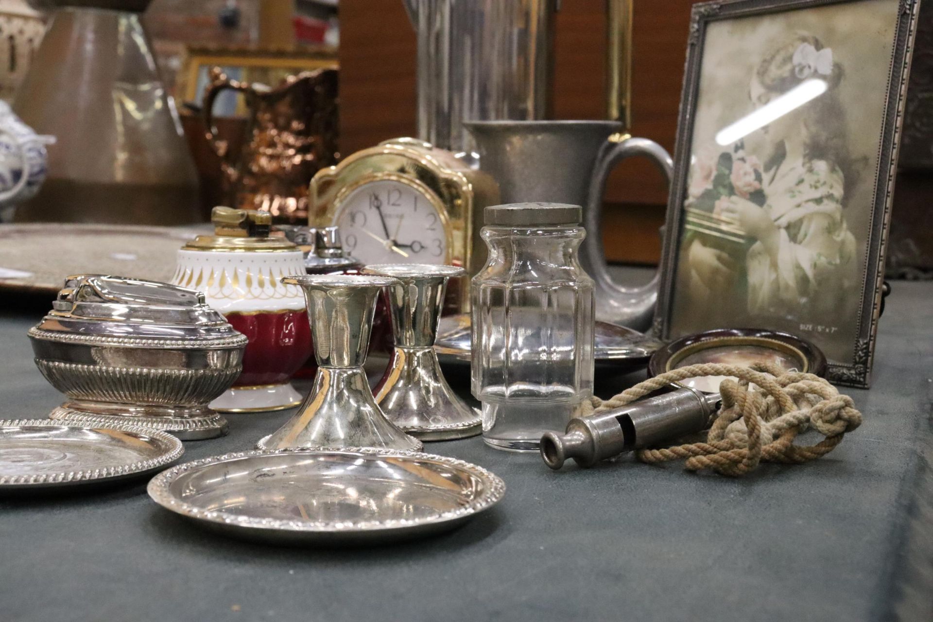 A QUANTITY OF ITEMS TO INCLUDE A CHROME ITALIAN COFFEE POT, TABLE LIGHTERS, CANDLE STICKS, A HIP - Image 6 of 9